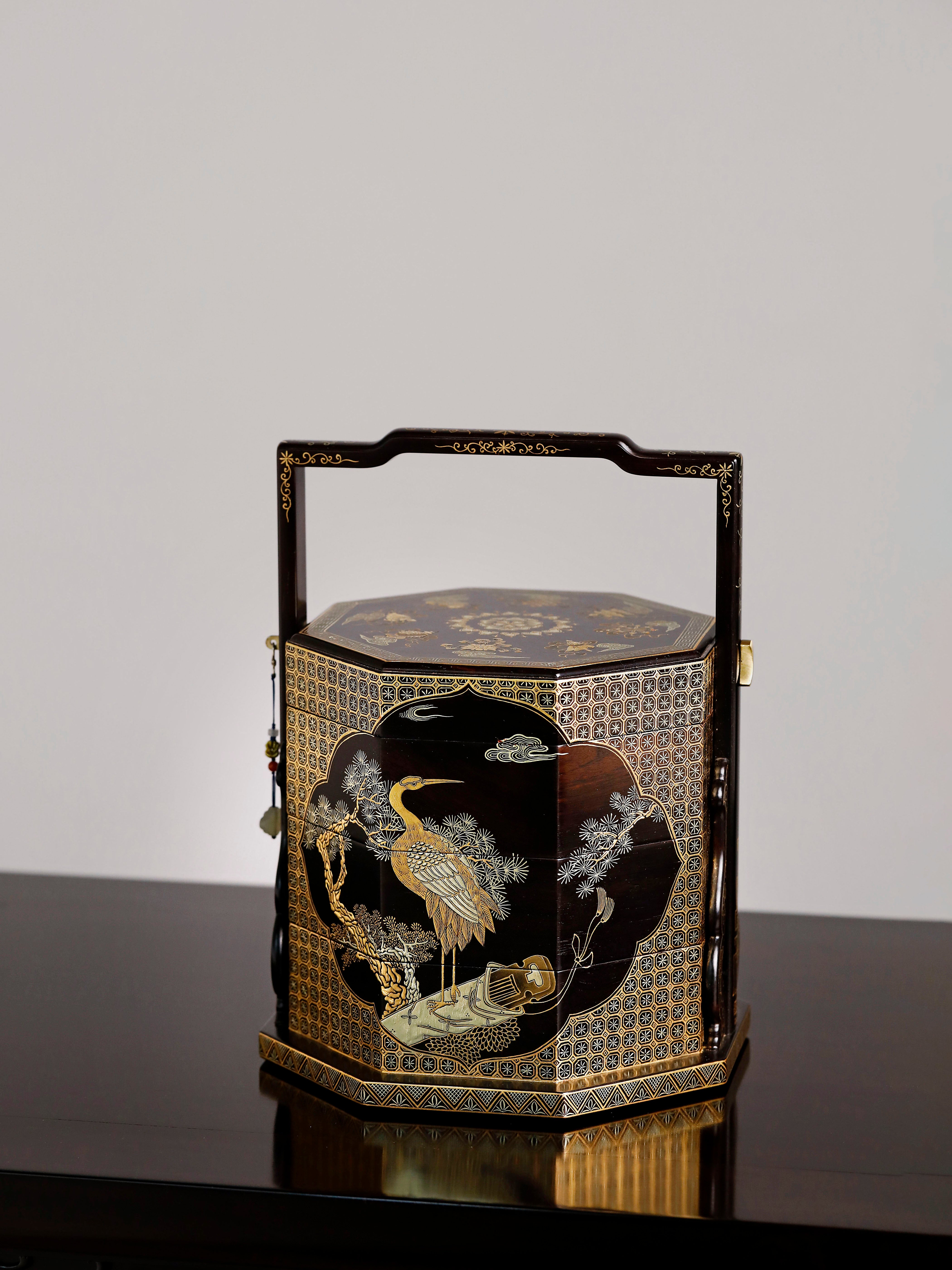 Purple sandalwood pine and crane longevity, egret and heron in succession / Mountain Dwelling Picture gilded octagonal carrying box