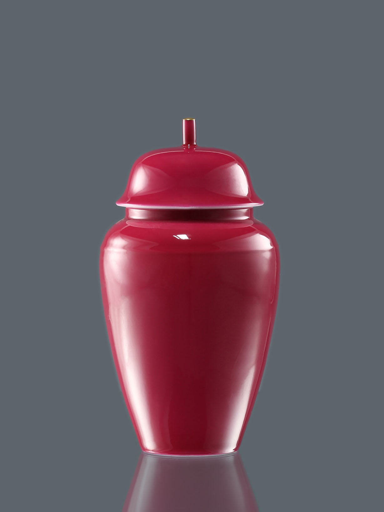 Rouge stains the delicate jar / Rouge lingers in the air