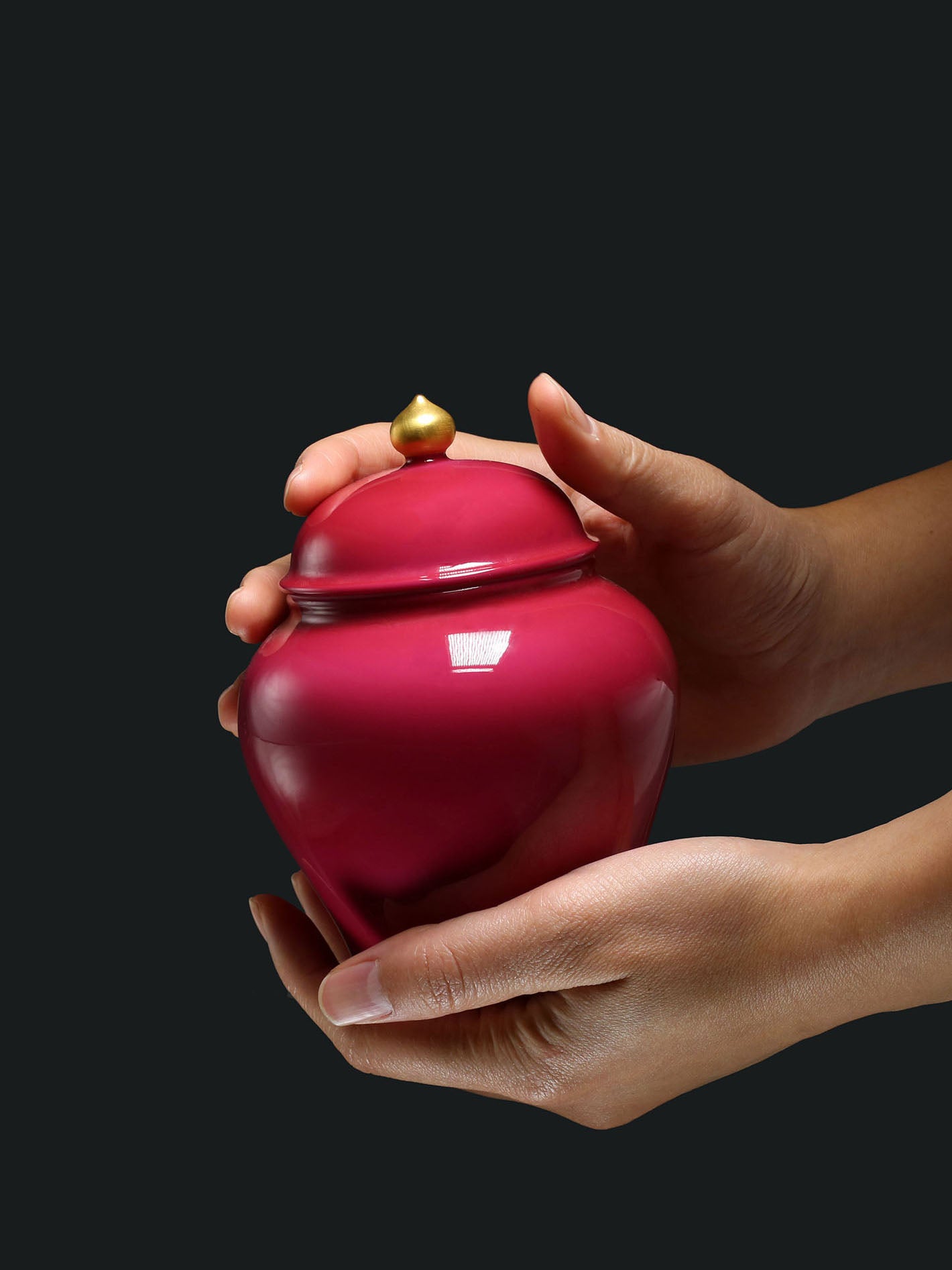 Rouge stains the jar / Rouge lingers in the general's wine pot