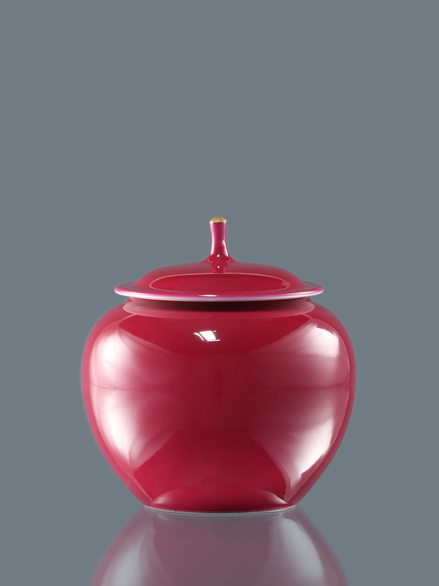 Rouge stains / Rouge lingers in the jar