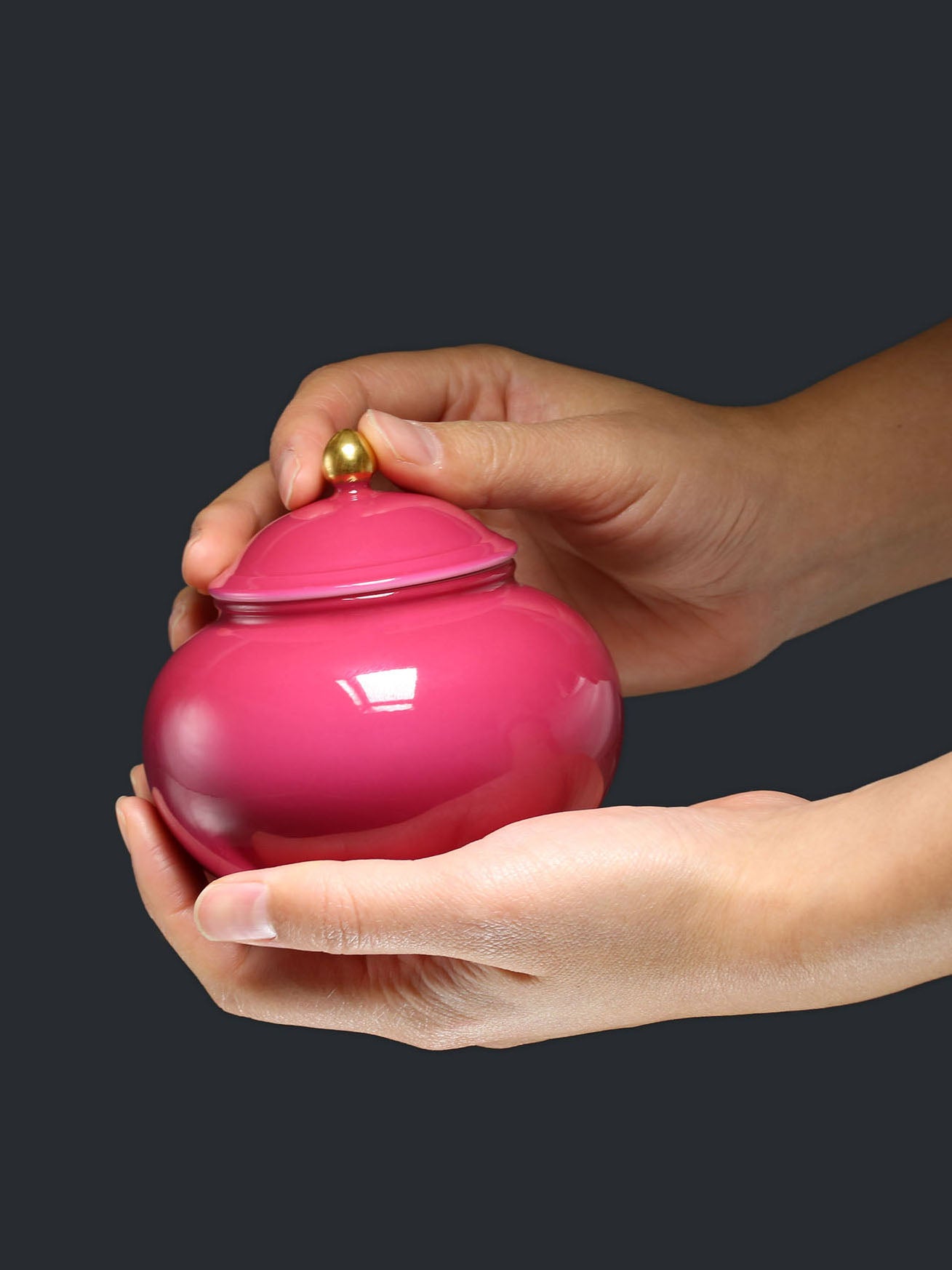 Rouge stains the jar with its intoxicating rouge / Rouge leaves its mark on the gold-lacquered pot