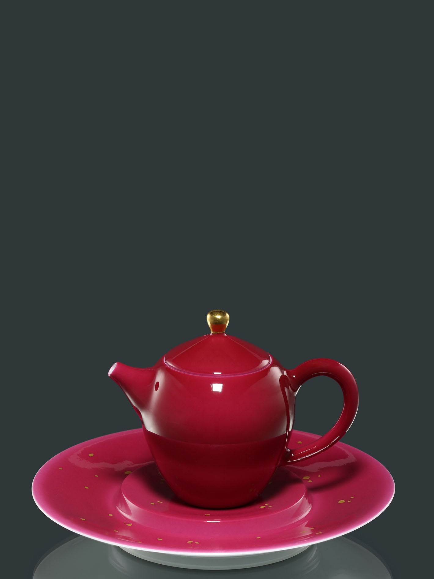 A touch of red intoxicates the water teapot