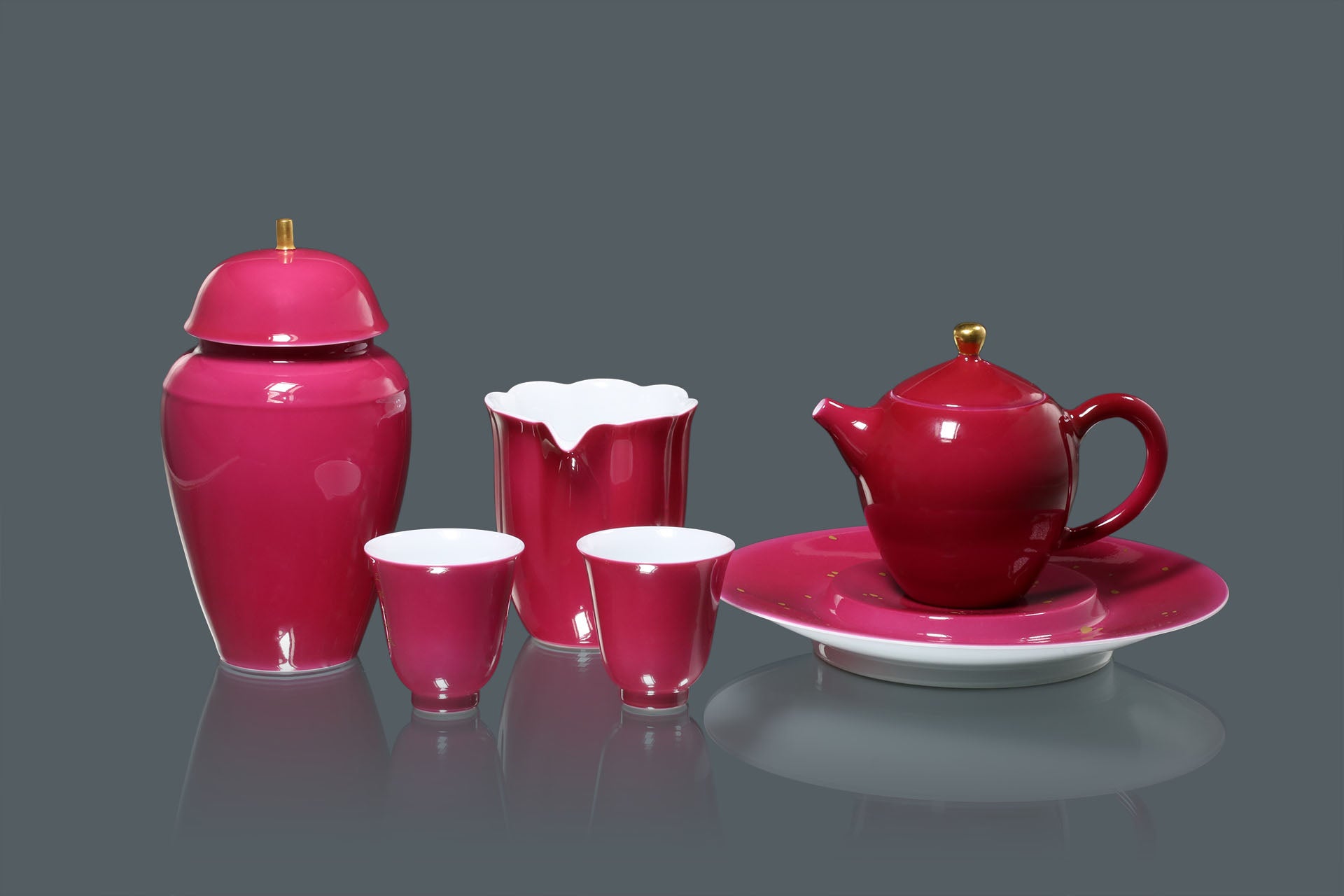 A touch of red intoxicates the water teapot