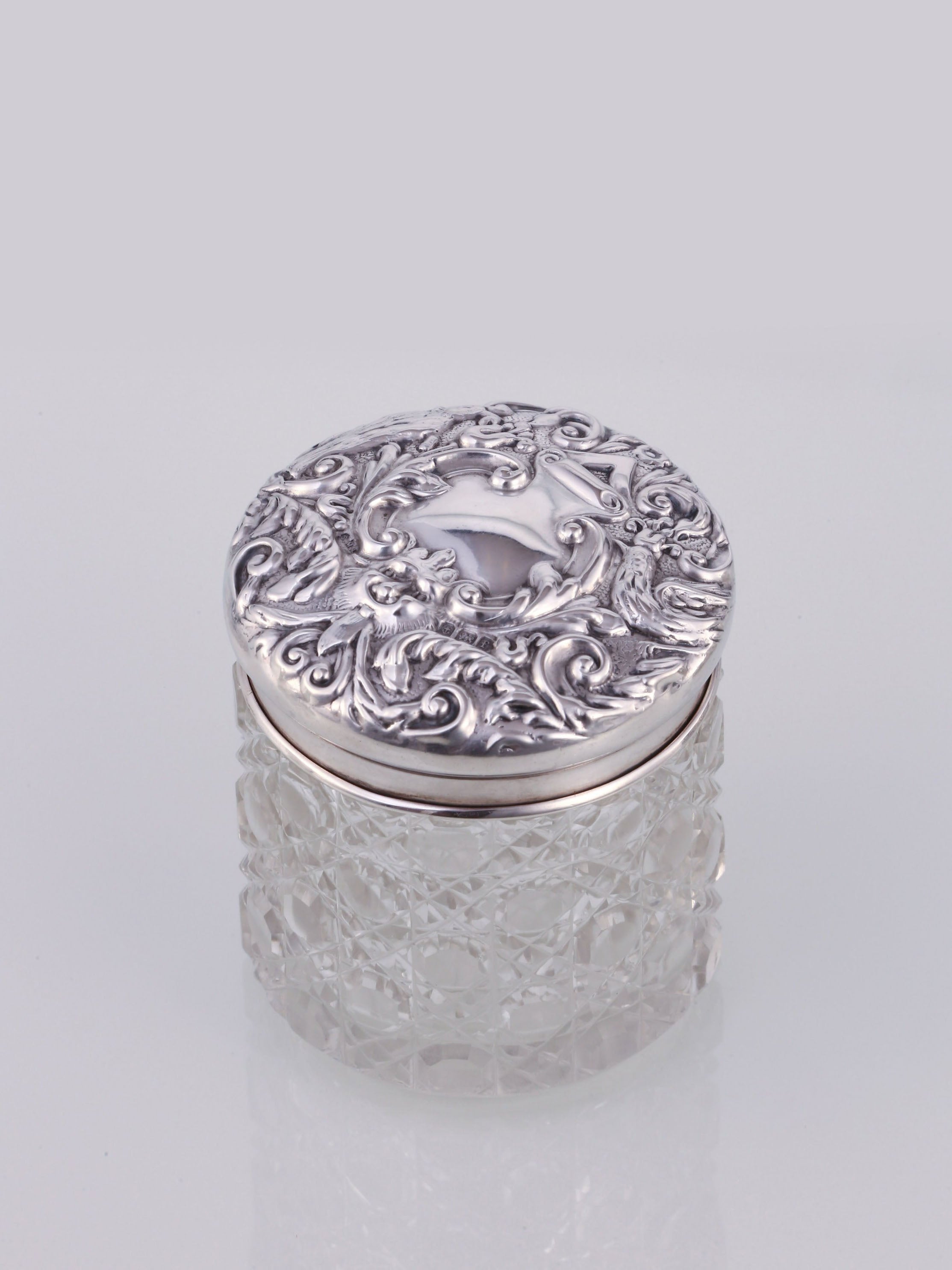 Antique British tea caddy with sterling silver lid and crystal cutting technique, 1905.