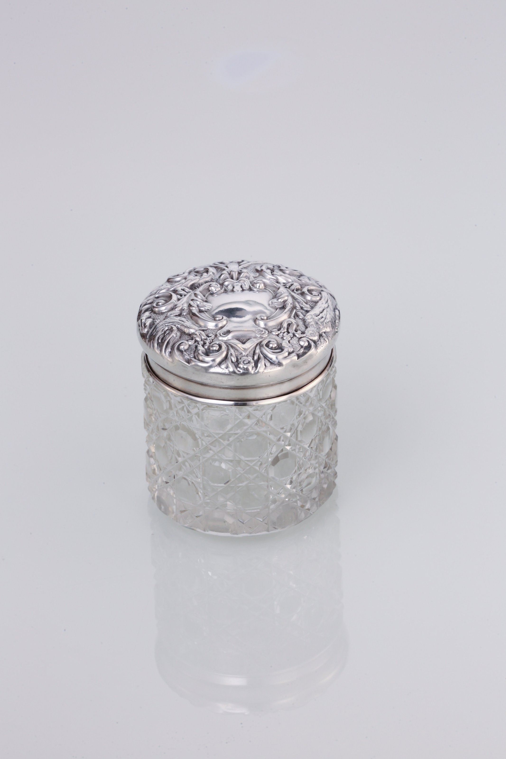 Antique British tea caddy with sterling silver lid and crystal cutting technique, 1905.