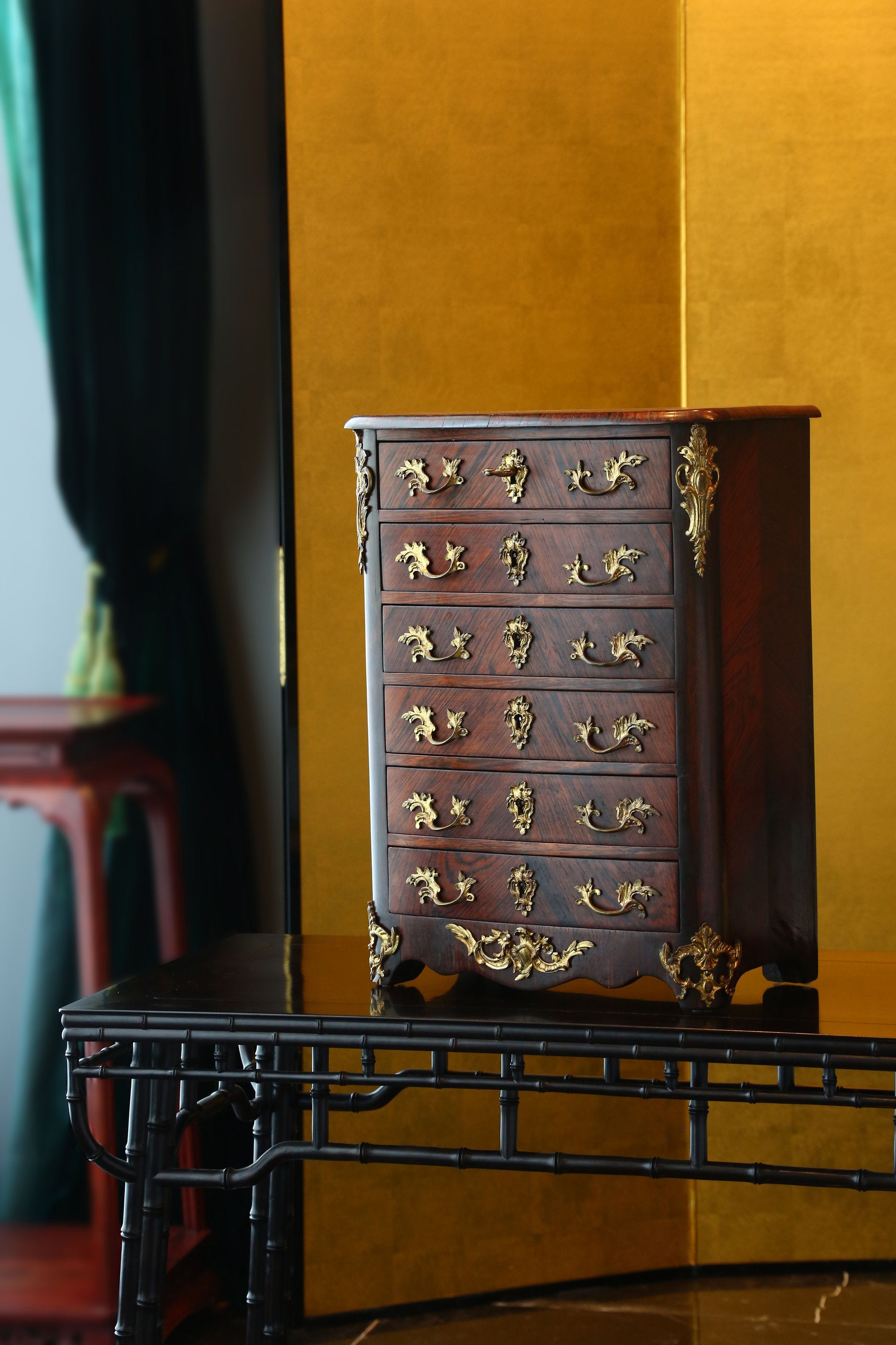 18th-century English six-drawer chest