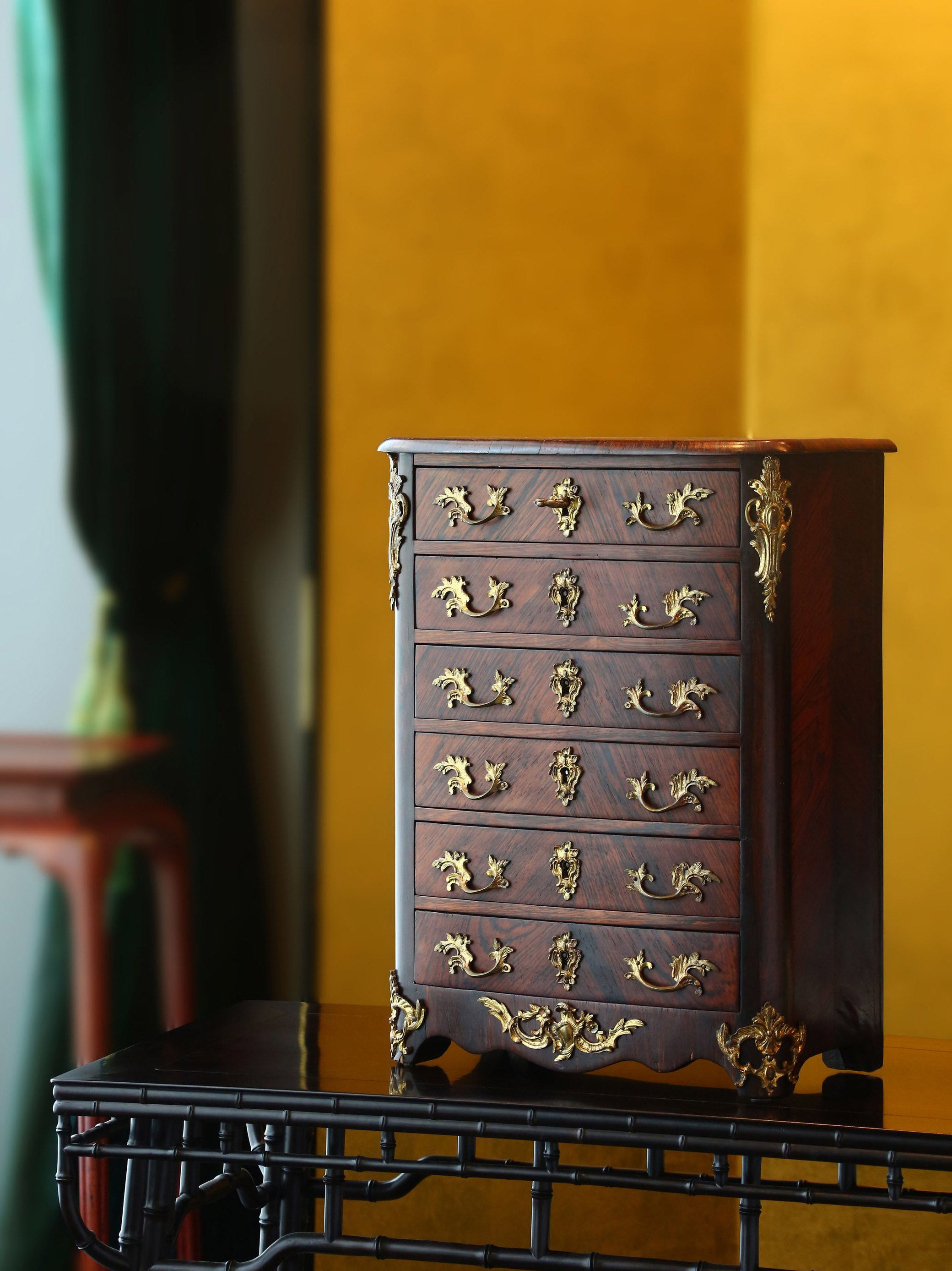 18th-century English six-drawer chest