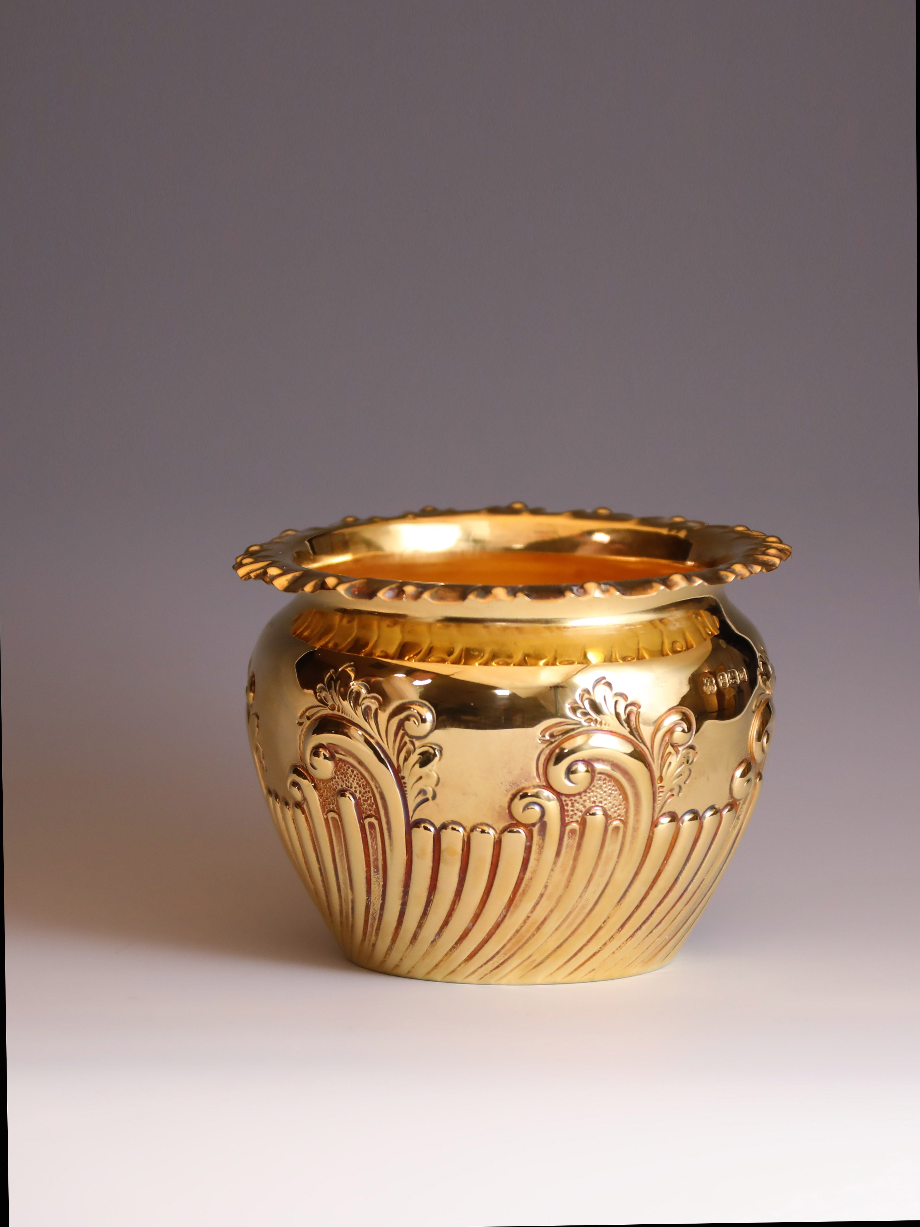 A sterling silver gilt scroll-patterned water dropper from Sheffield, England, between 1904 and 1905.