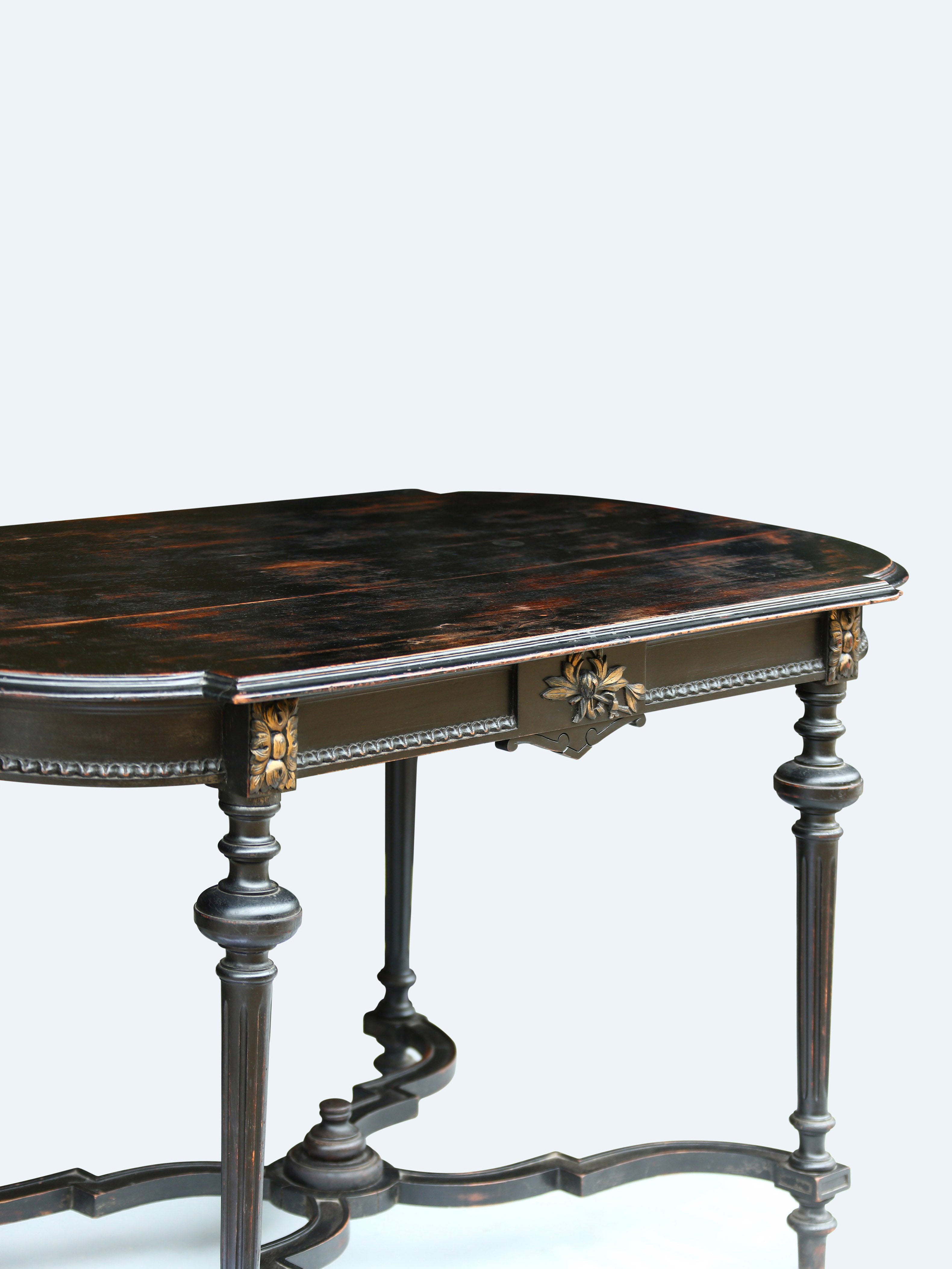 19th-century British four-legged tea table