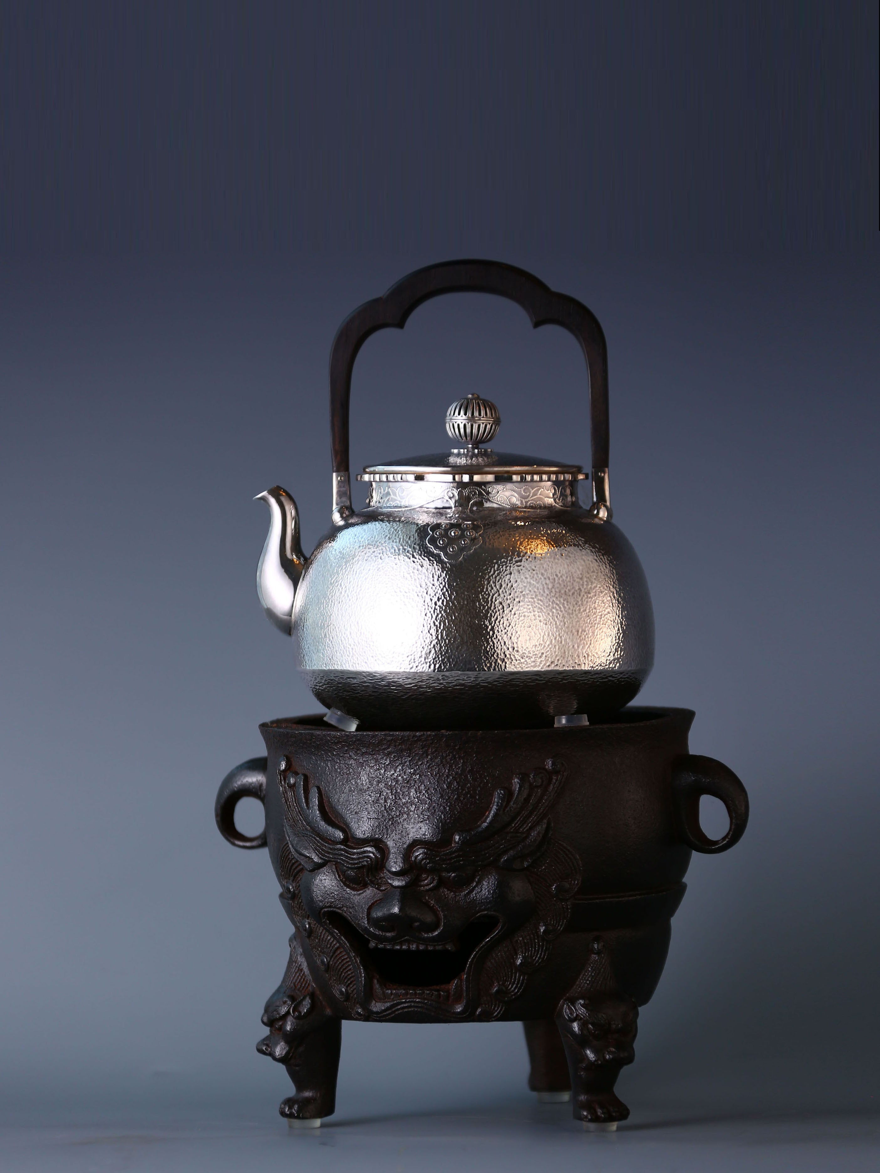 Cloud-shoulder silver pot