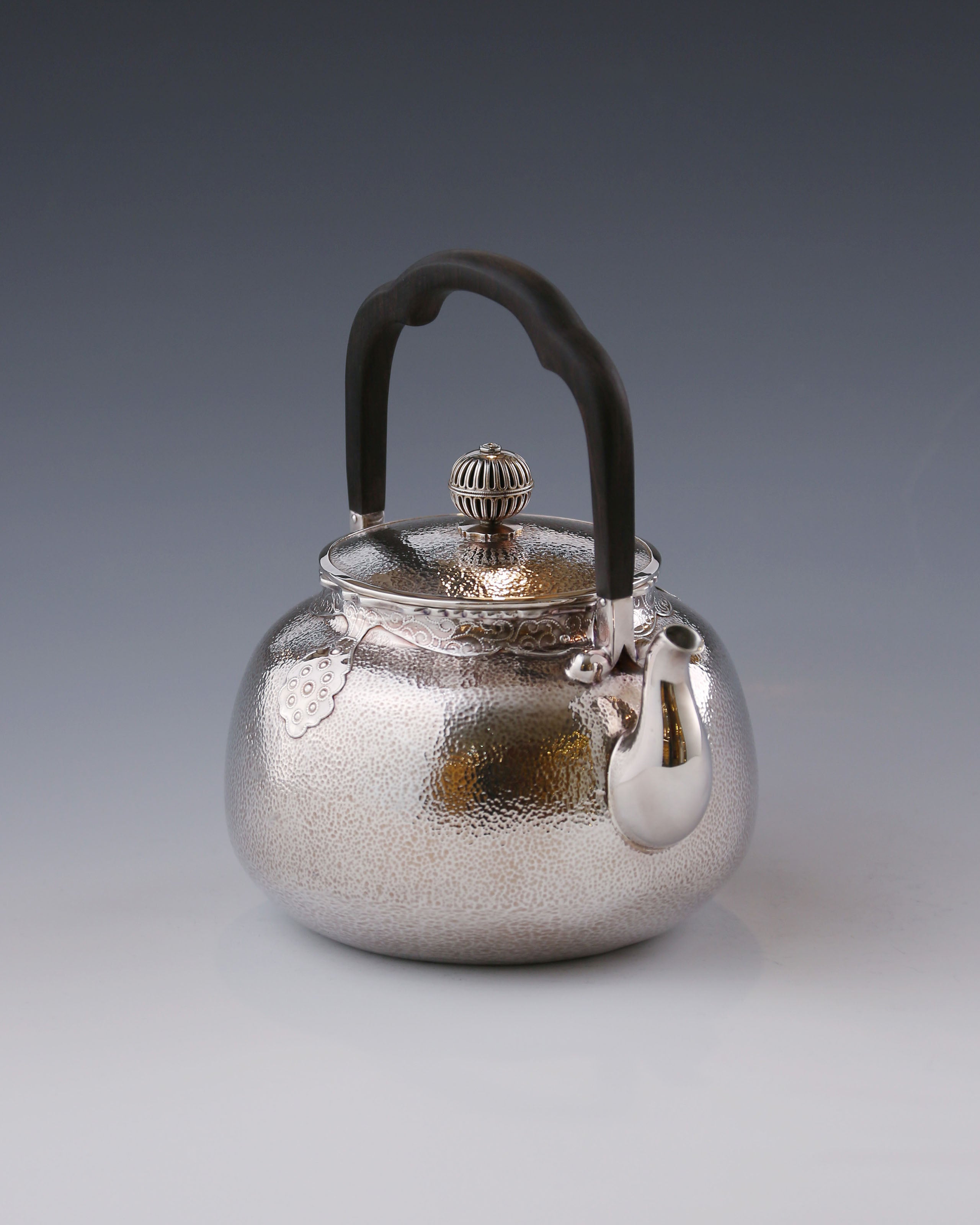 Cloud-shoulder silver pot