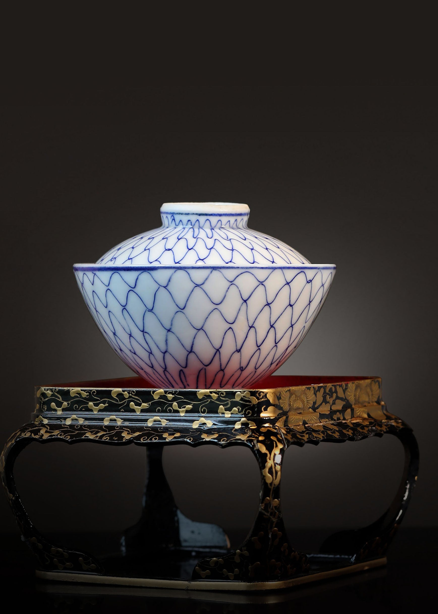 Fishing net pattern blue and white covered bowl / maki-e lacquer stand