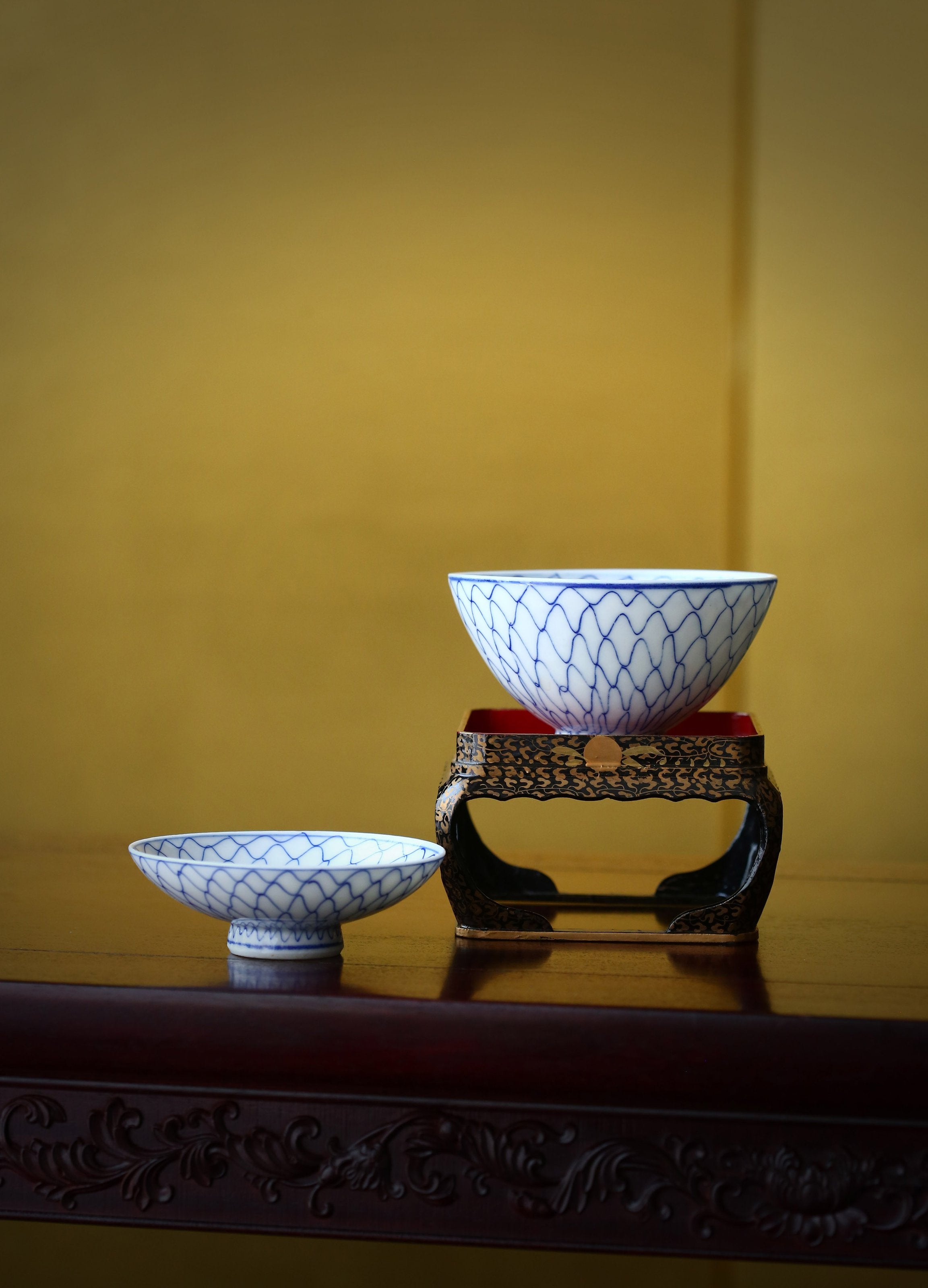 Fishing net pattern blue and white covered bowl / maki-e lacquer stand