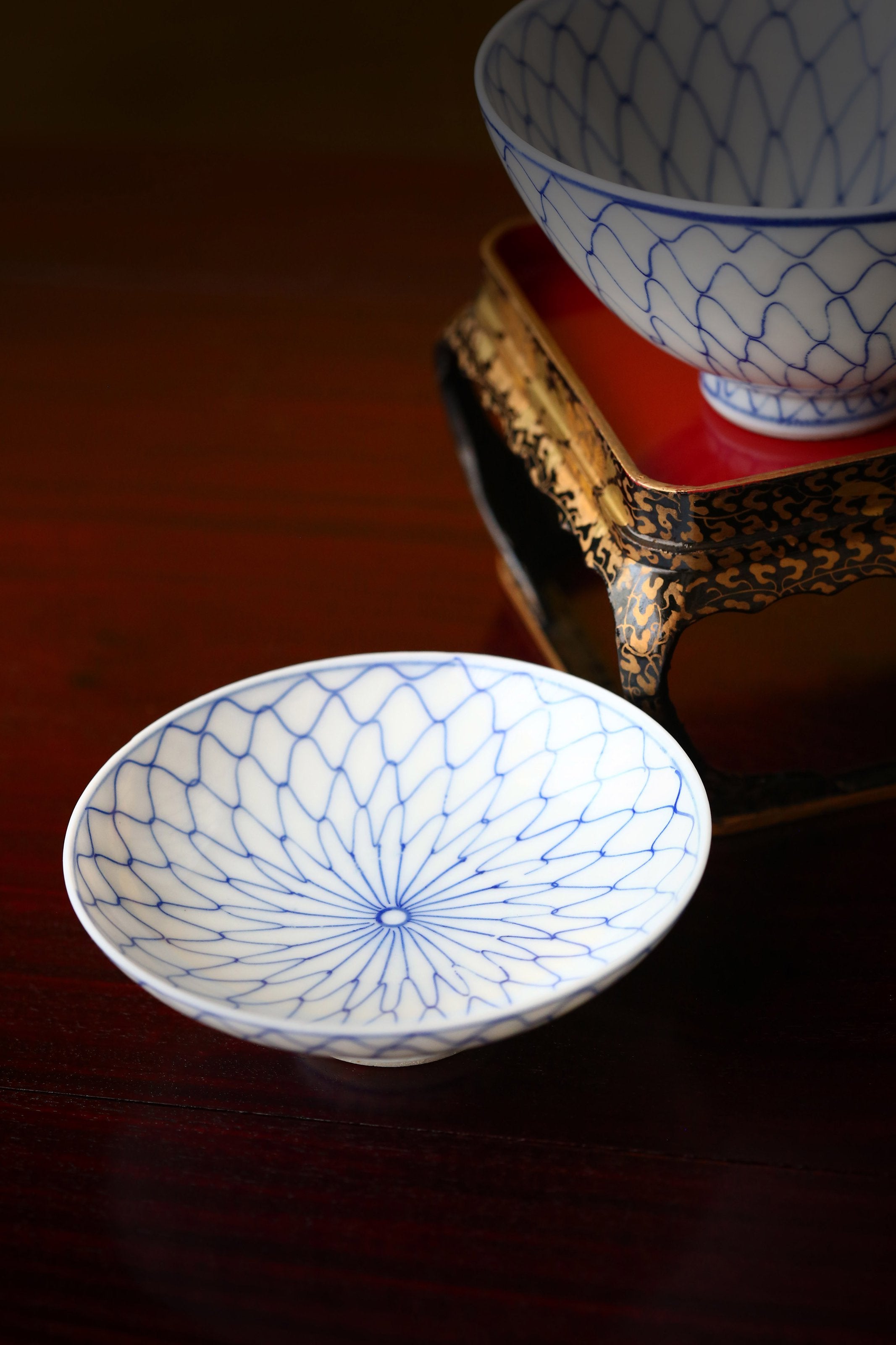 Fishing net pattern blue and white covered bowl / maki-e lacquer stand