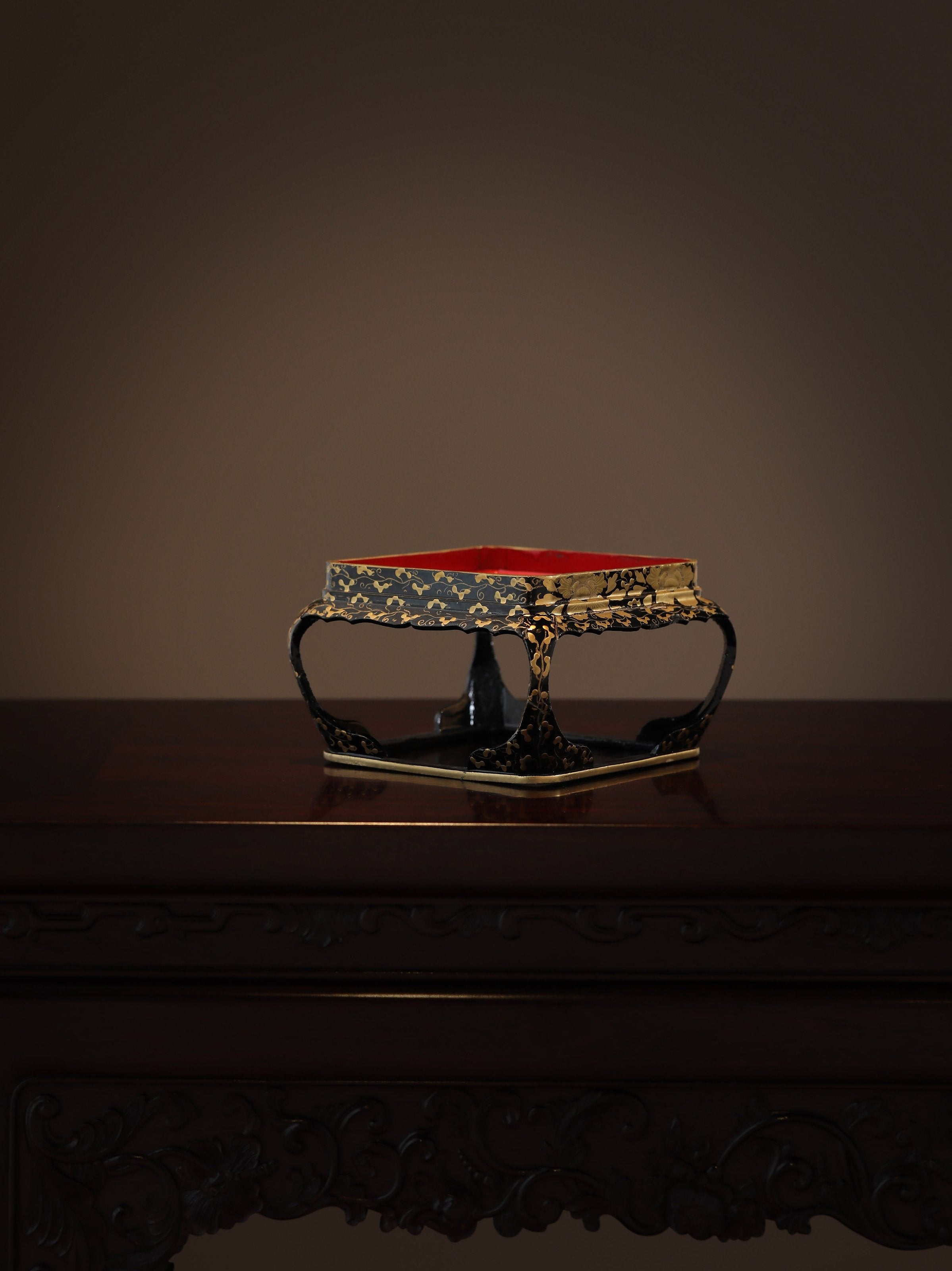 Fishing net pattern blue and white covered bowl / maki-e lacquer stand