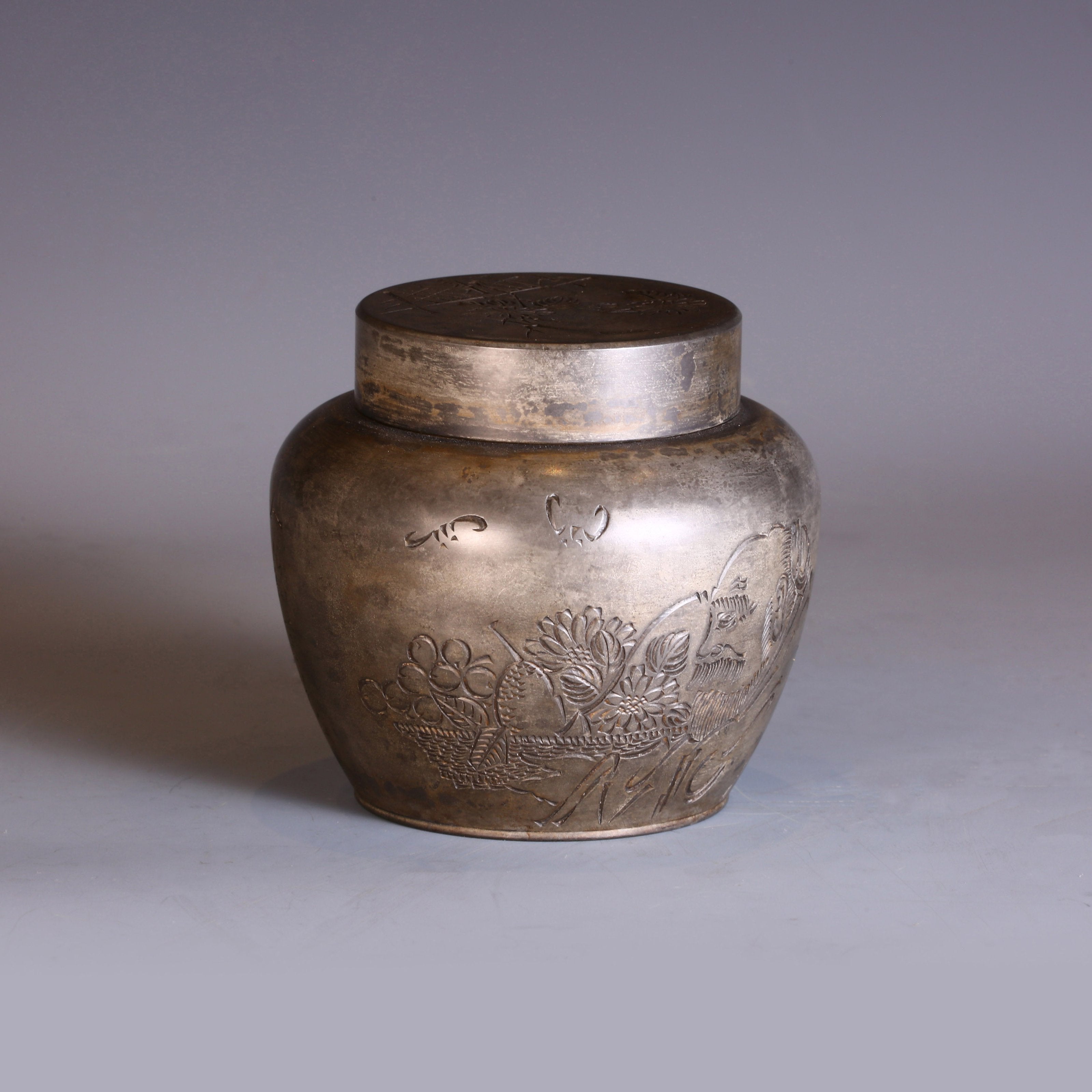 Tibetan Six-Year-Old Tea Canister with Chrysanthemum Design, "Fragrance Lingers Even in Dreams"