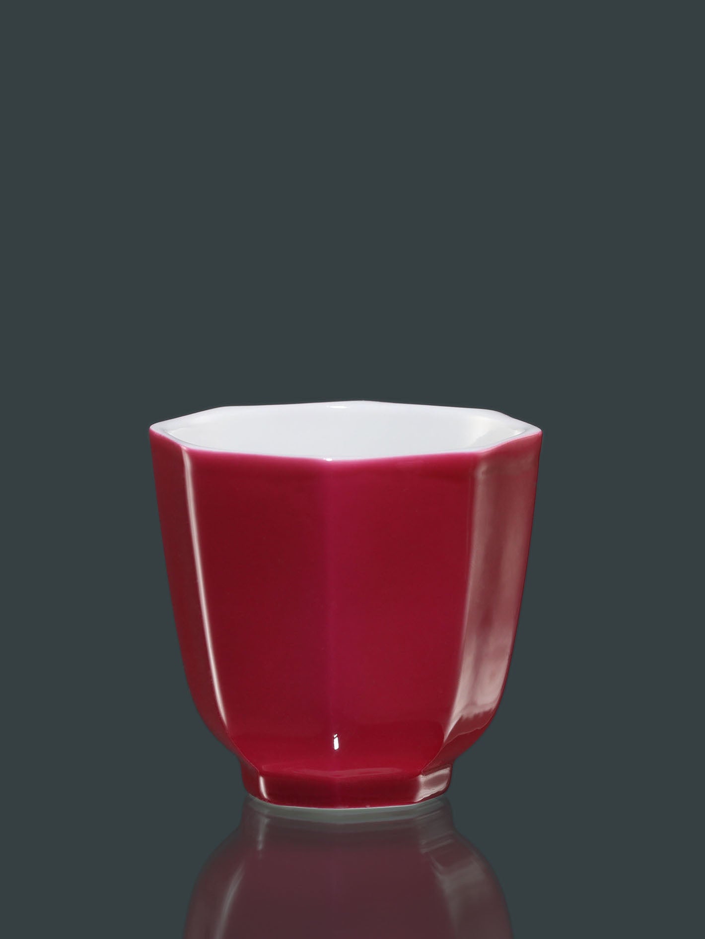 Rouge-dyed hexagonal cup