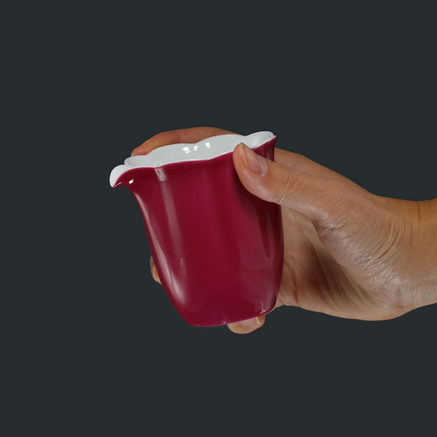 Rouge stains the cup, / Rouge lingers on the sunflower petals, a perfect match.