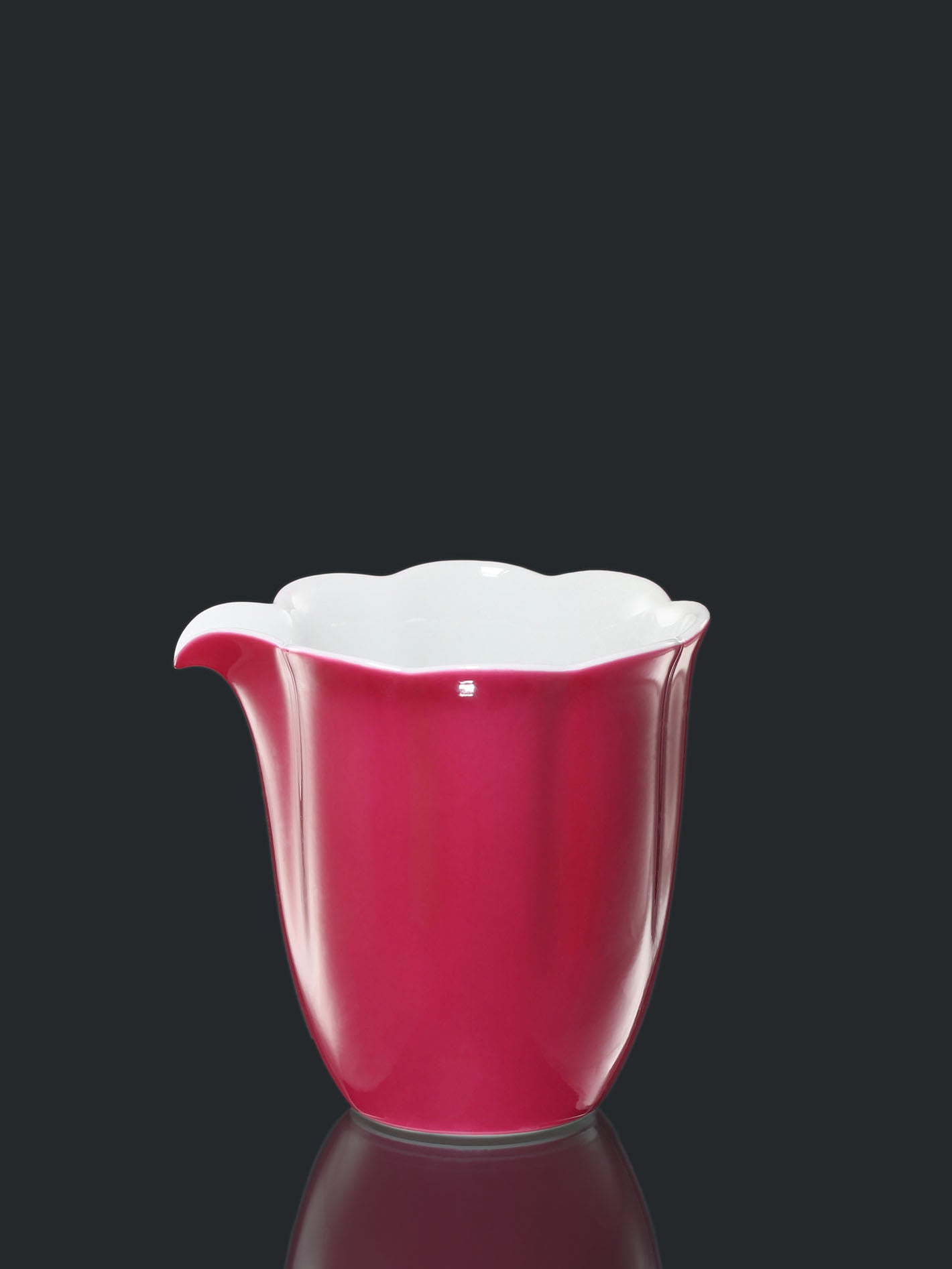 Rouge stains the cup, / Rouge lingers on the sunflower petals, a perfect match.