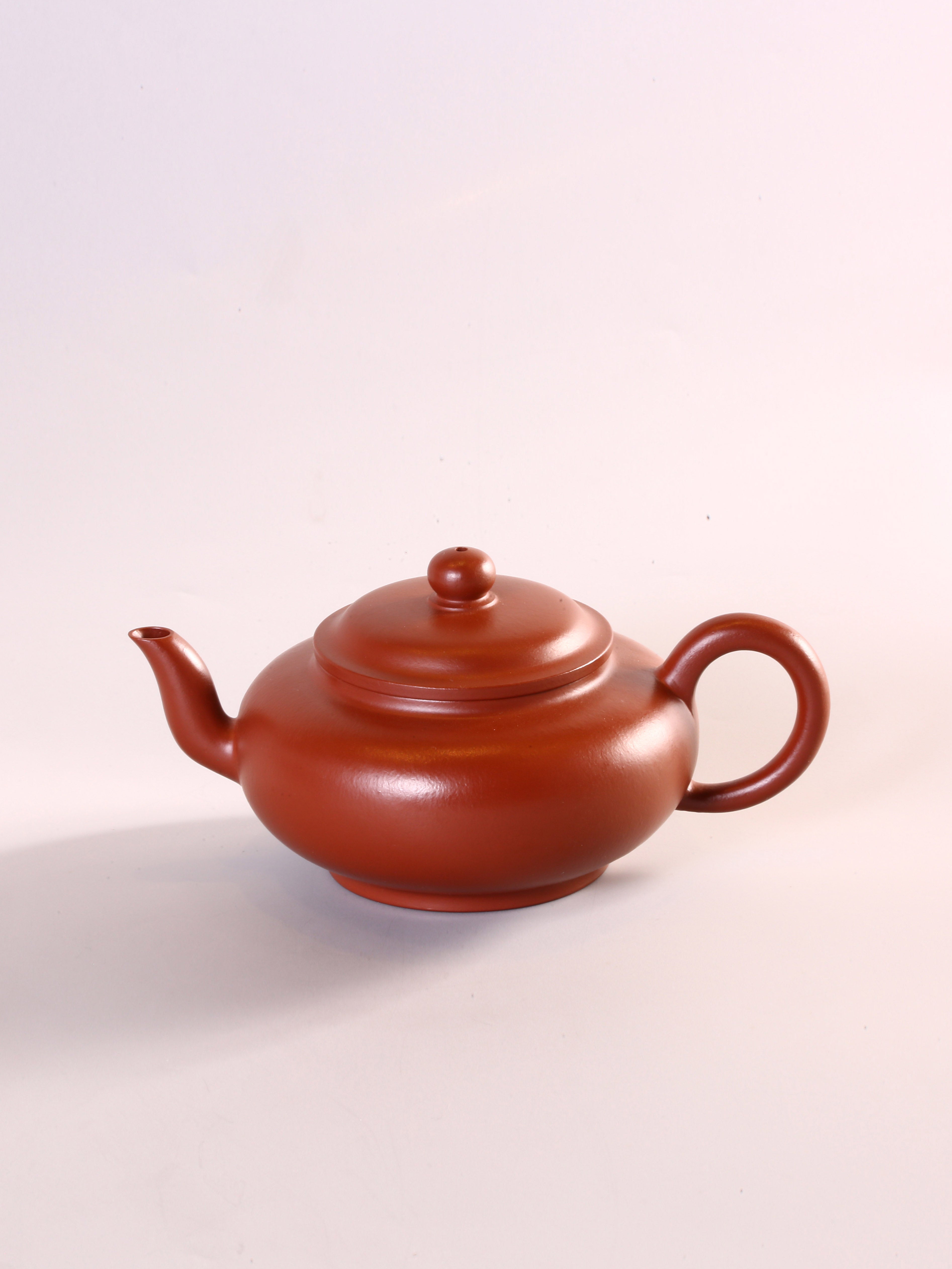 Qin Xun, a renowned master of Zhu Ni clay, crafted a flat palace lantern.