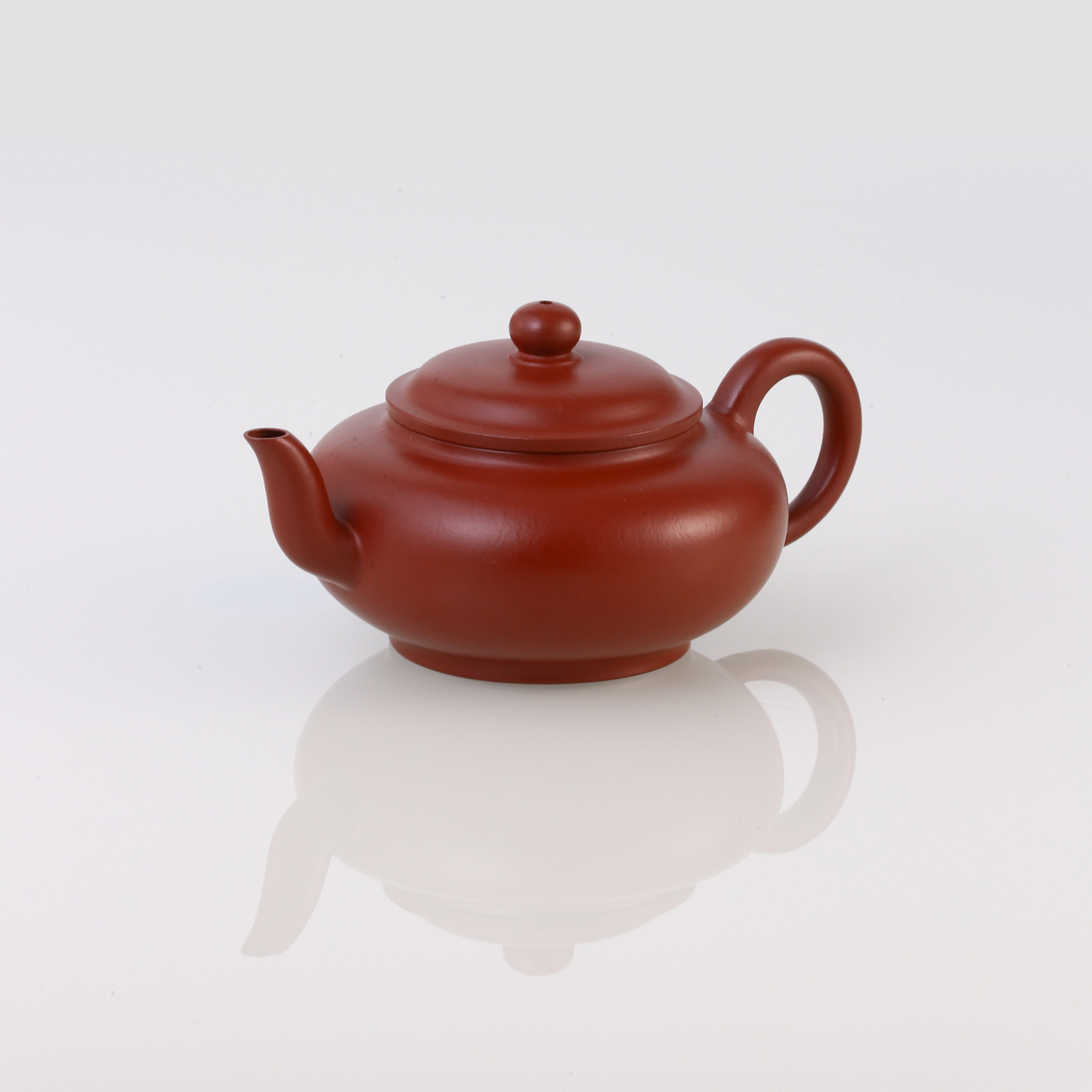 Qin Xun, a renowned master of Zhu Ni clay, crafted a flat palace lantern.