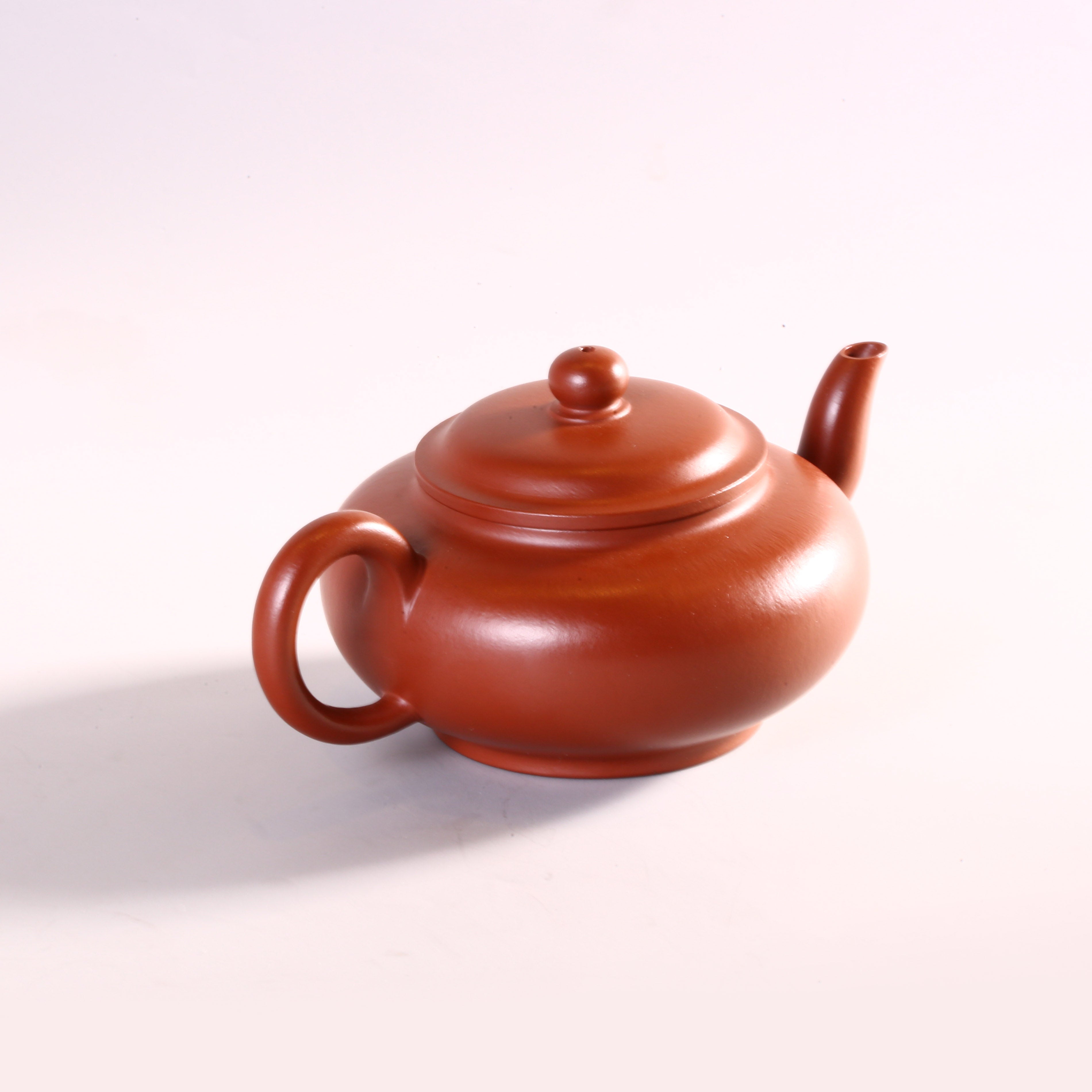 Qin Xun, a renowned master of Zhu Ni clay, crafted a flat palace lantern.