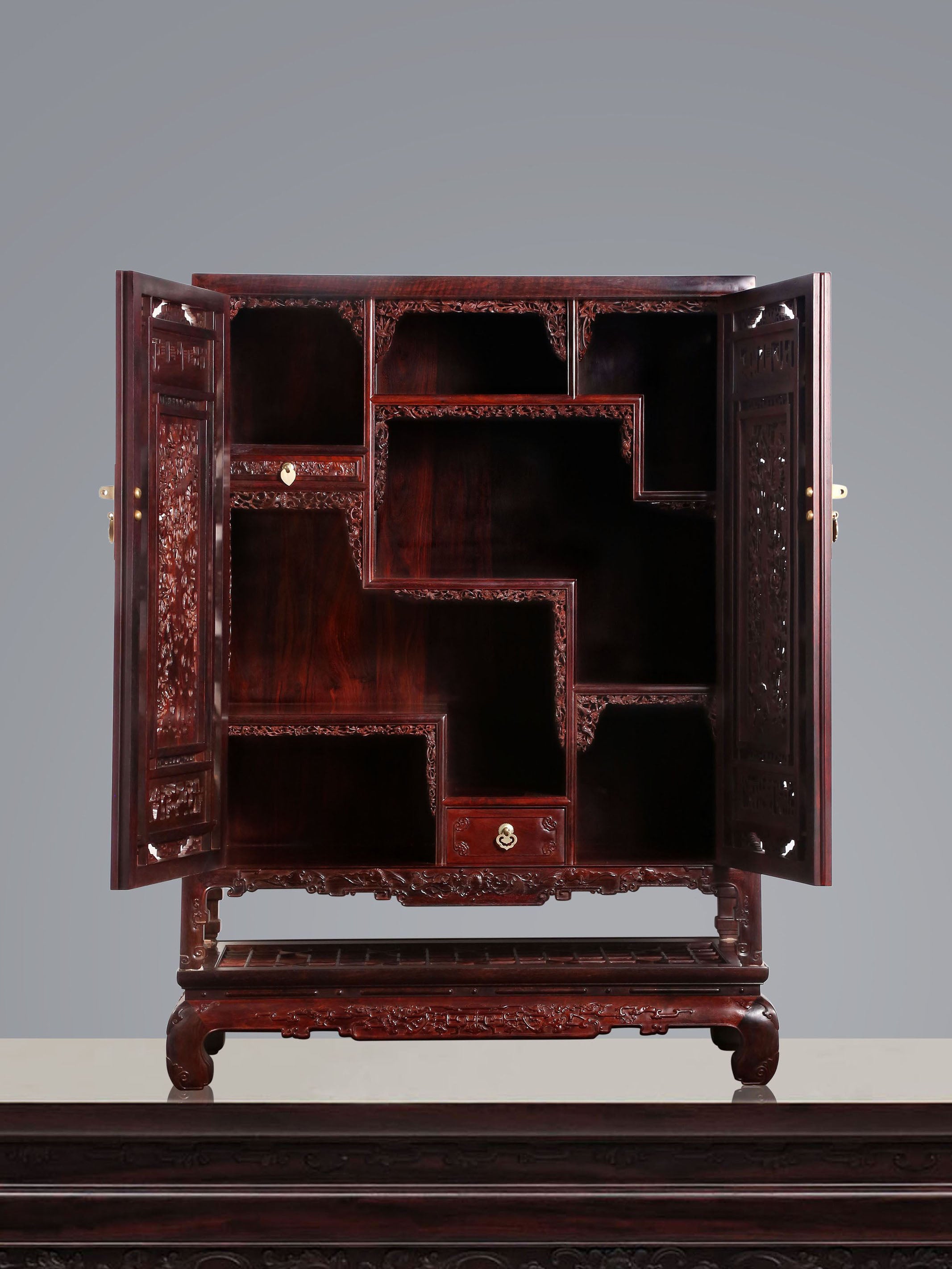 Rosewood openwork antique-style tea cabinet