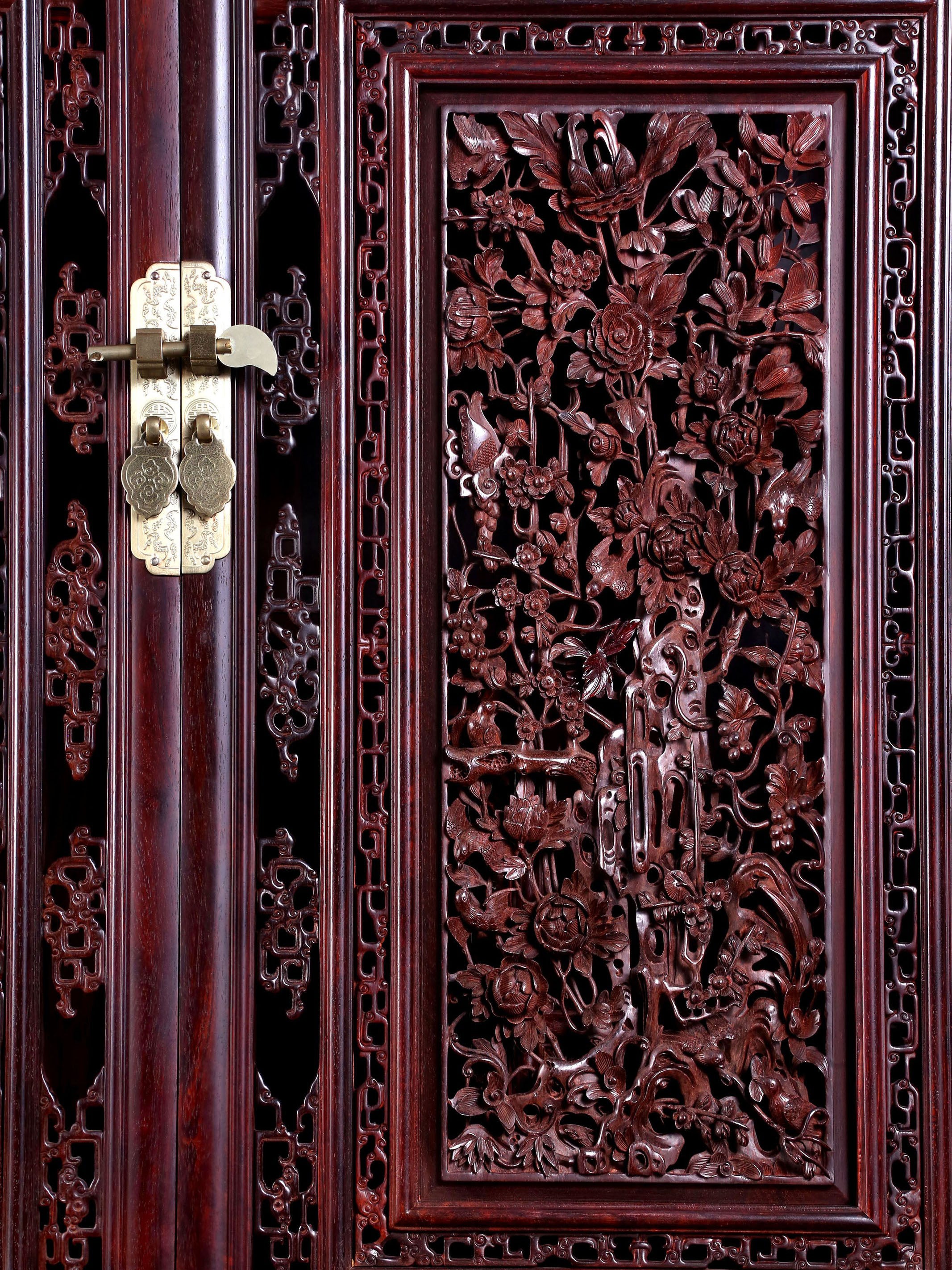 Rosewood openwork antique-style tea cabinet