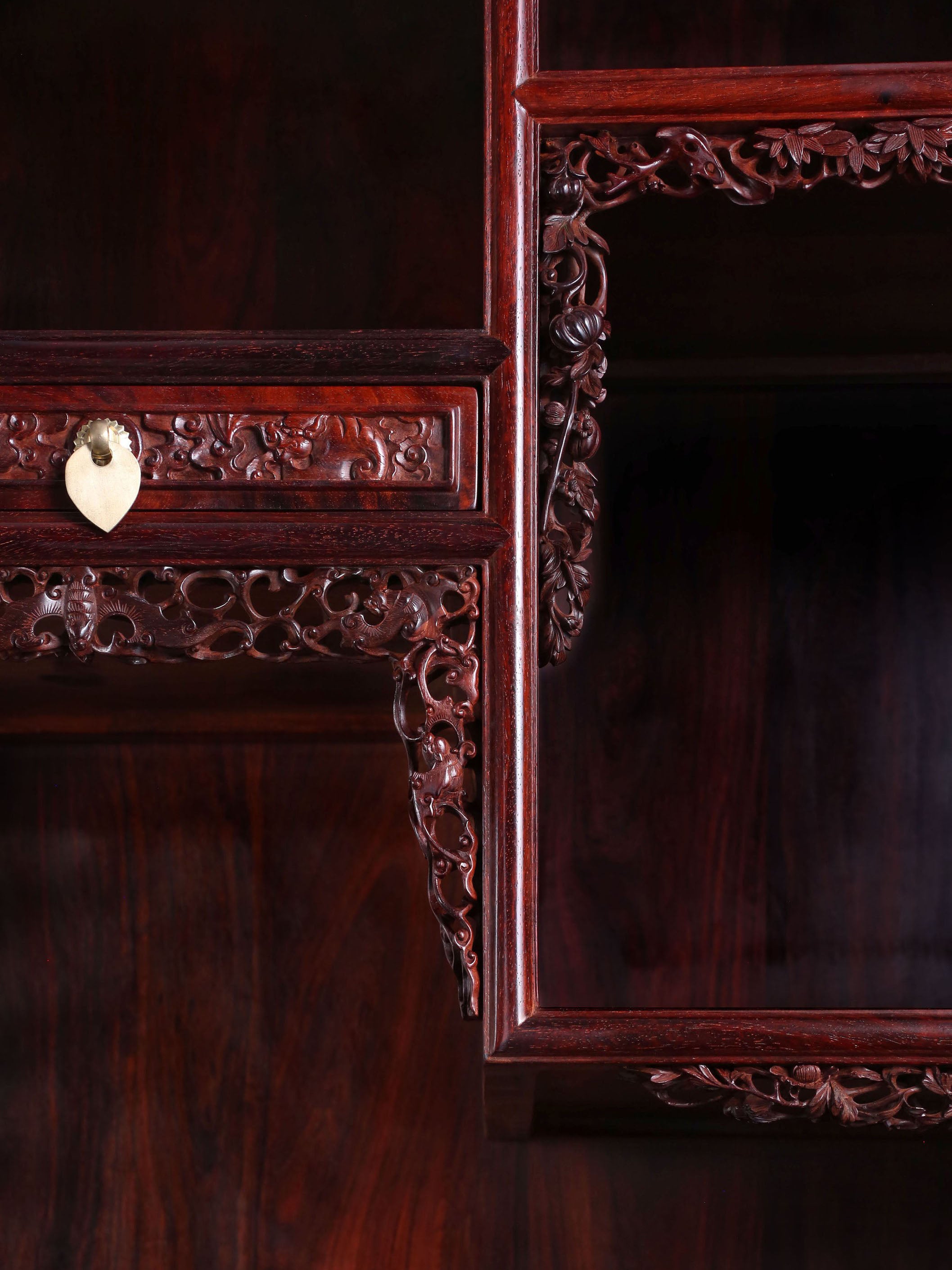 Rosewood openwork antique-style tea cabinet