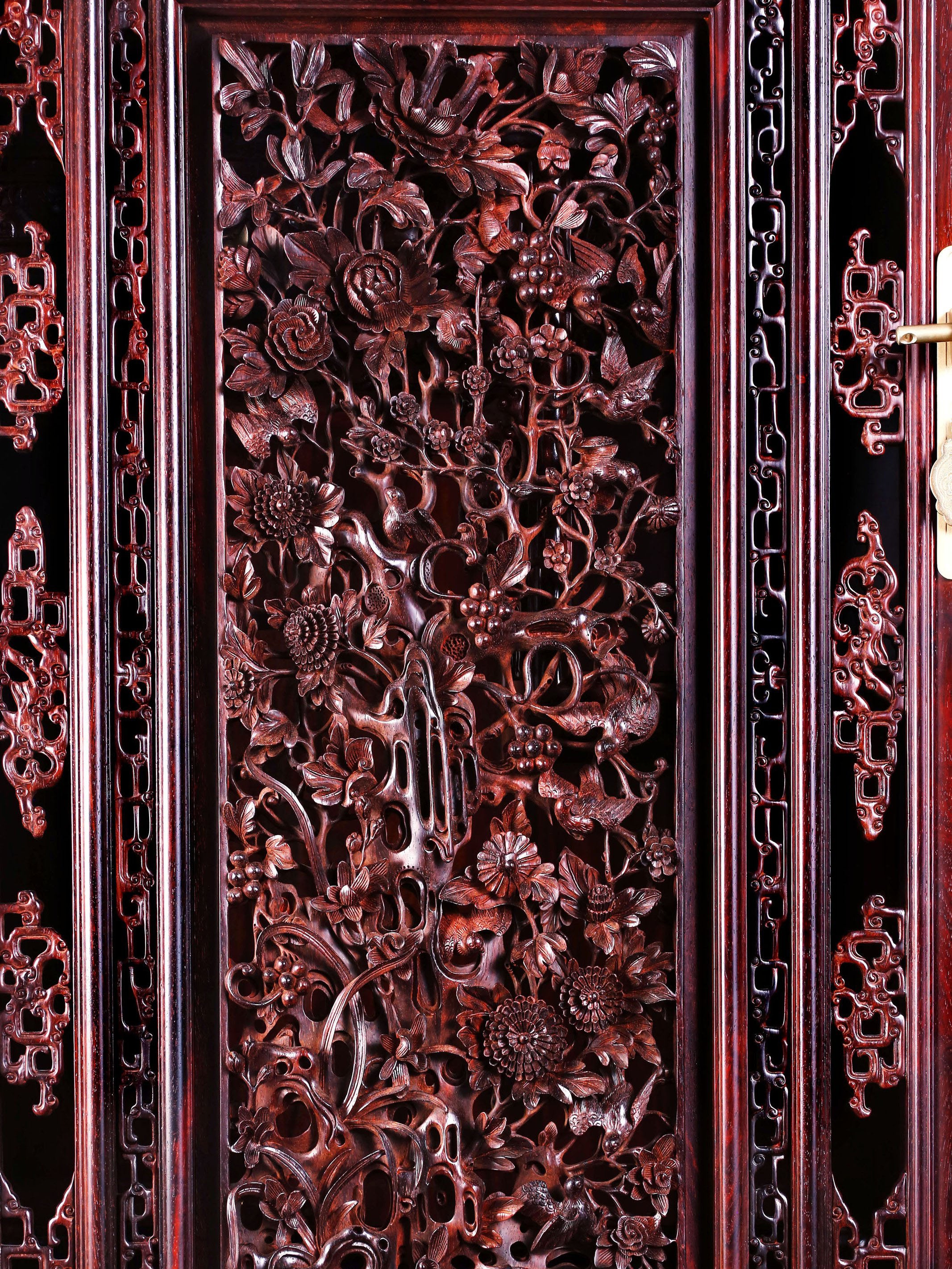 Rosewood openwork antique-style tea cabinet