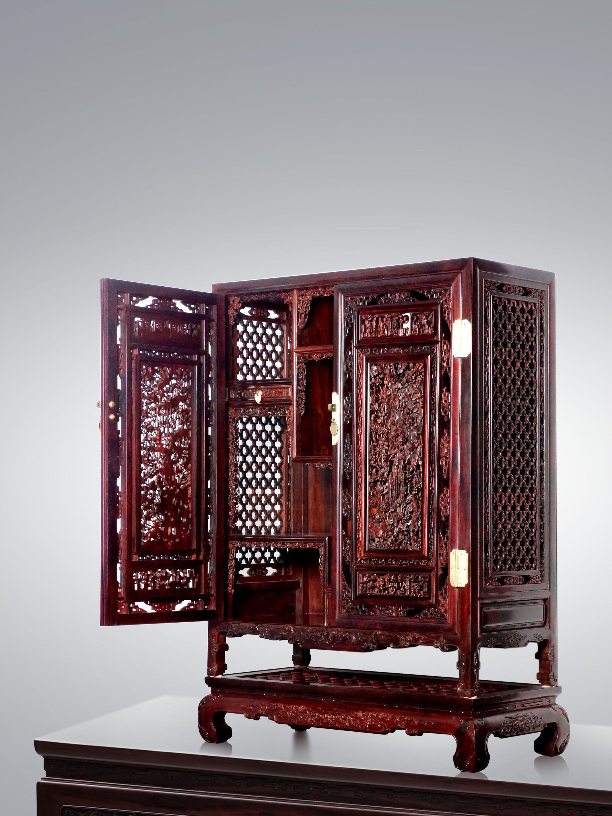 Rosewood openwork antique-style tea cabinet