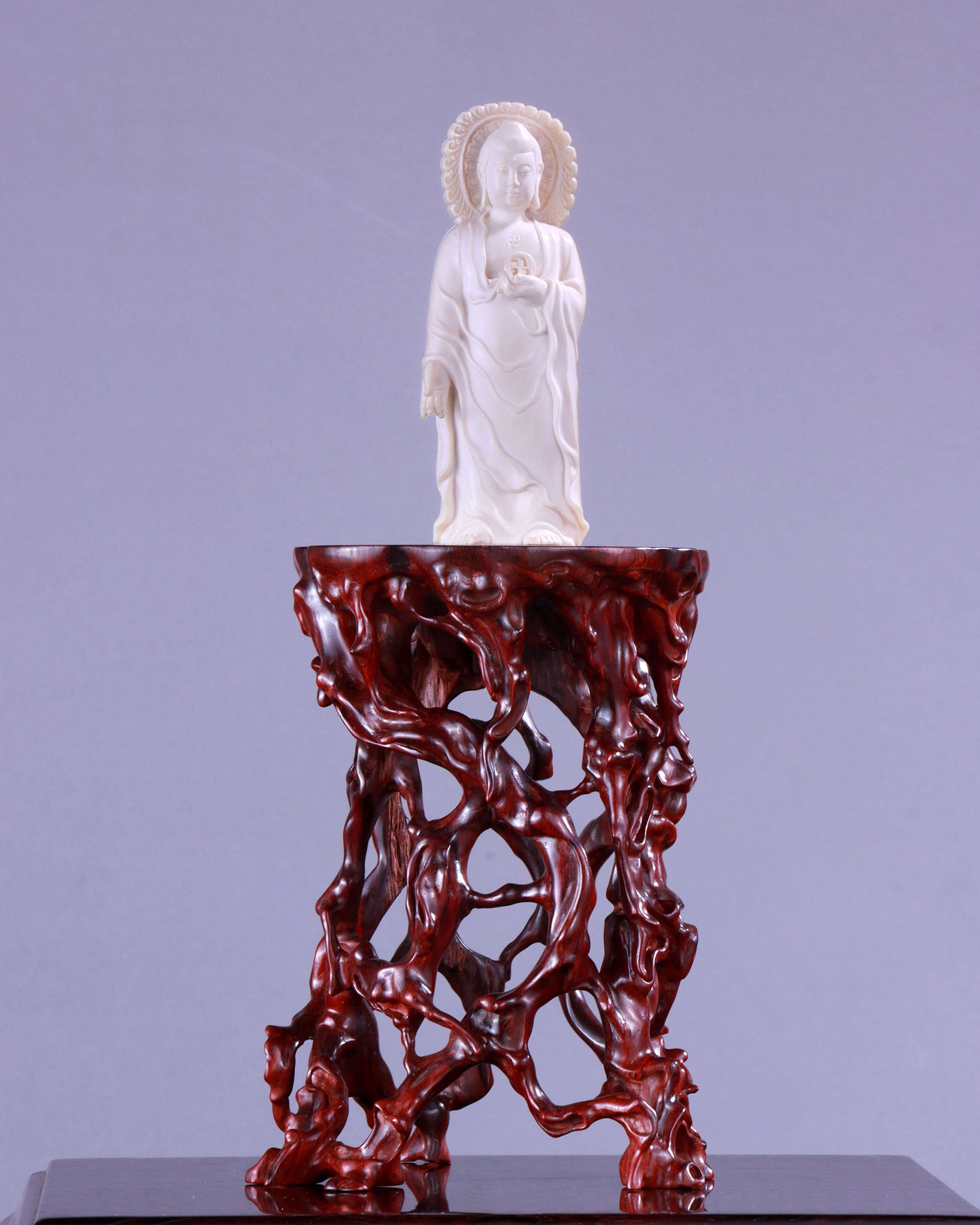 Small-leaf sandalwood ornament