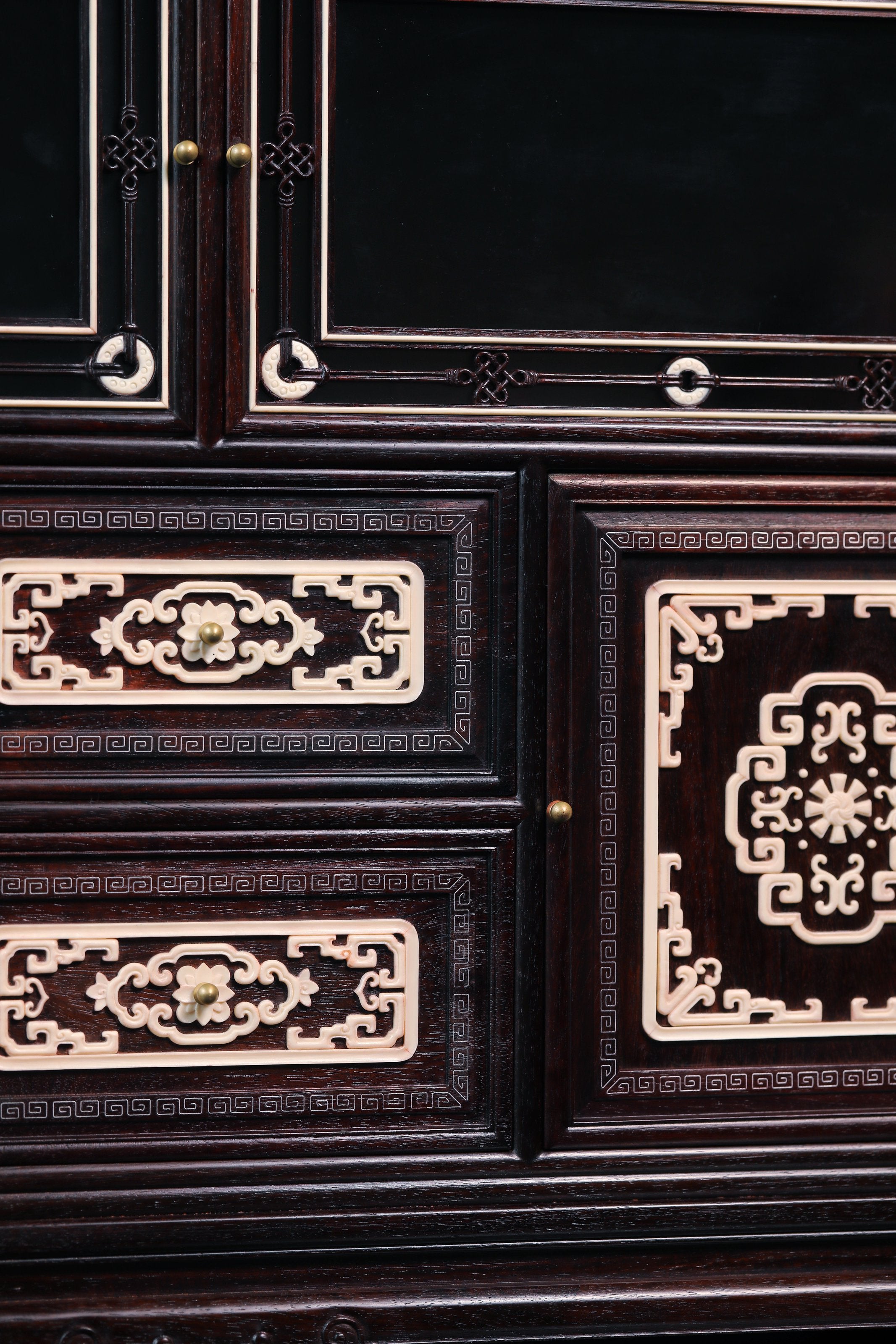 Small-leaf sandalwood table inlaid with mammoth ivory and pure silver cloisonné cloud pattern, display cabinet