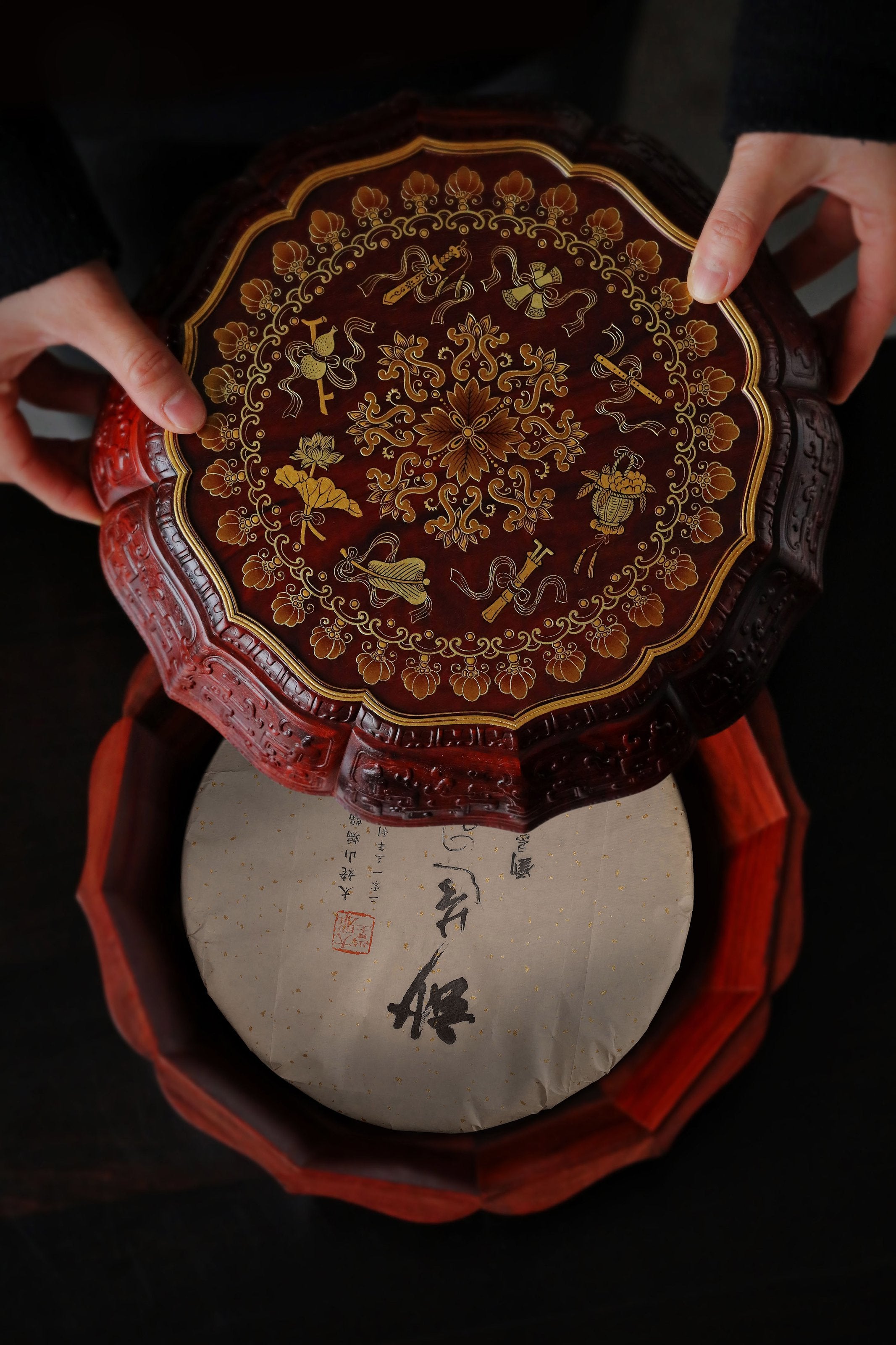 Small-leaf sandalwood twelve-cornered fruit box with gilt decoration of the Eight Immortals and a sunflower-shaped rim.