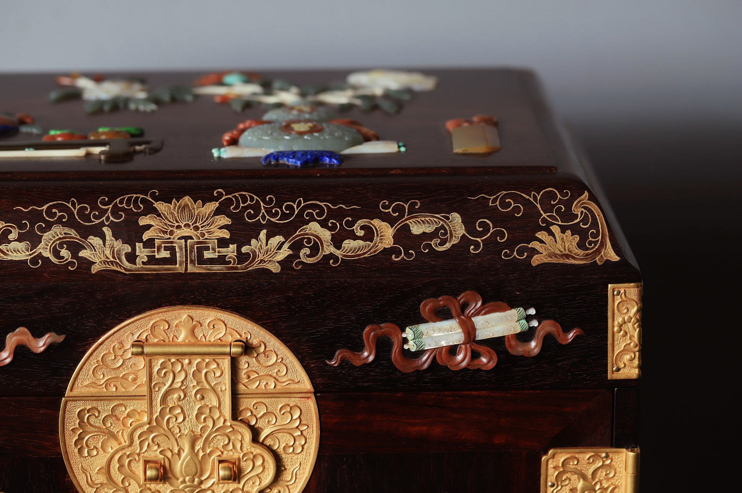 Small-leaf sandalwood inlaid treasure box, symbolizing wealth and peace.