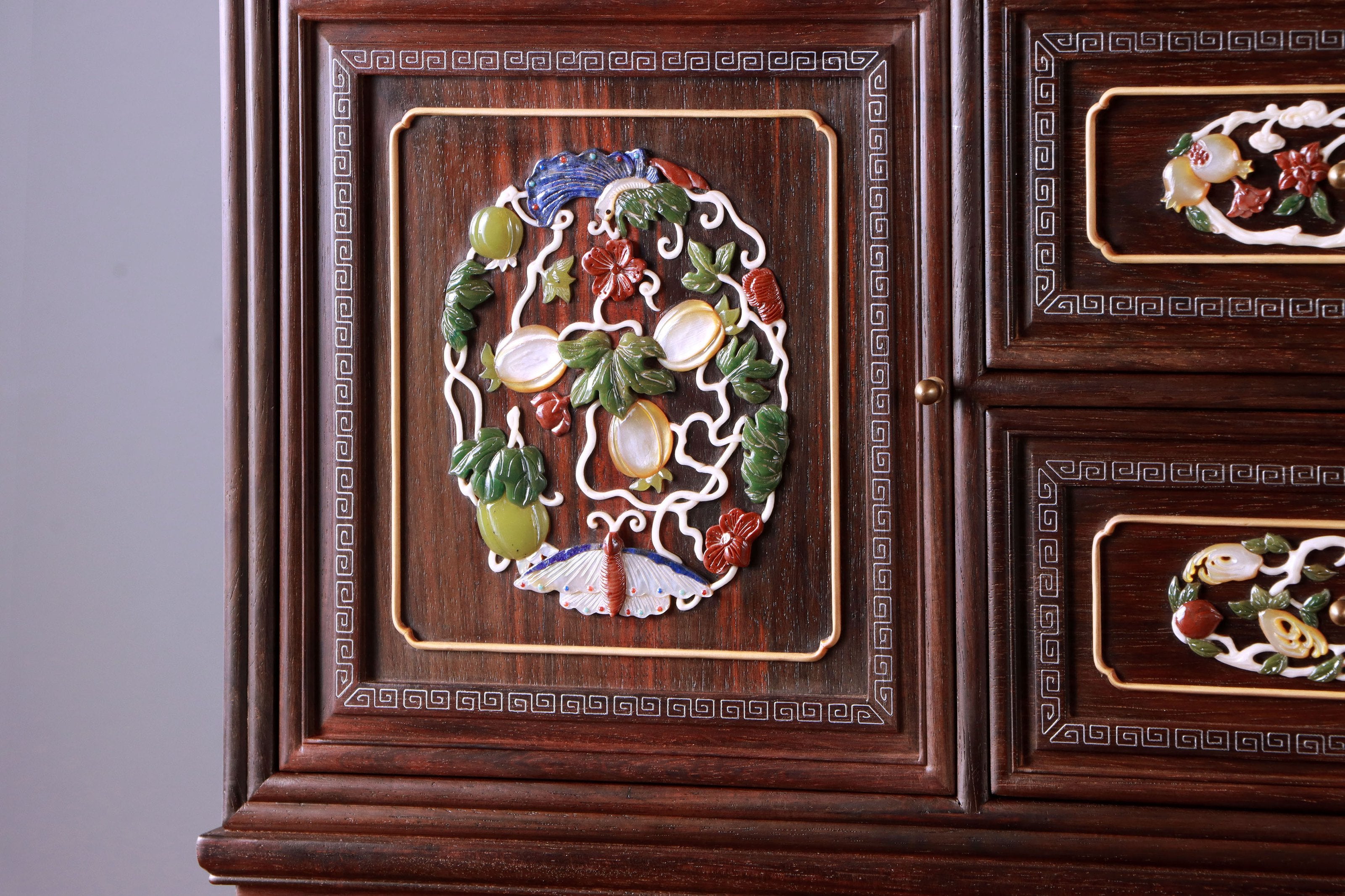 Palace replica of a multi-treasure cabinet with melon and butterfly patterns