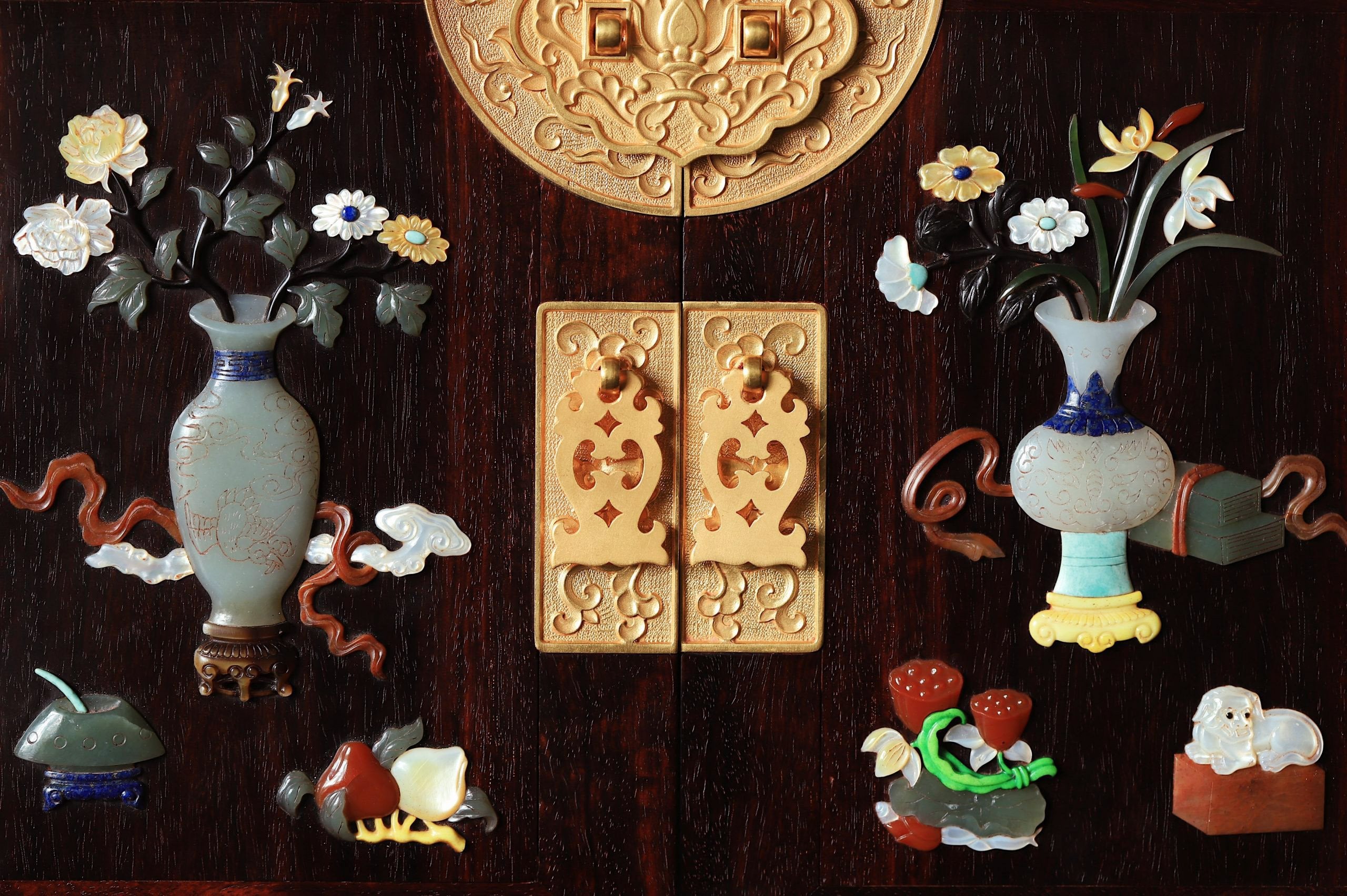 Small-leaf sandalwood inlaid treasure box, symbolizing wealth and peace.