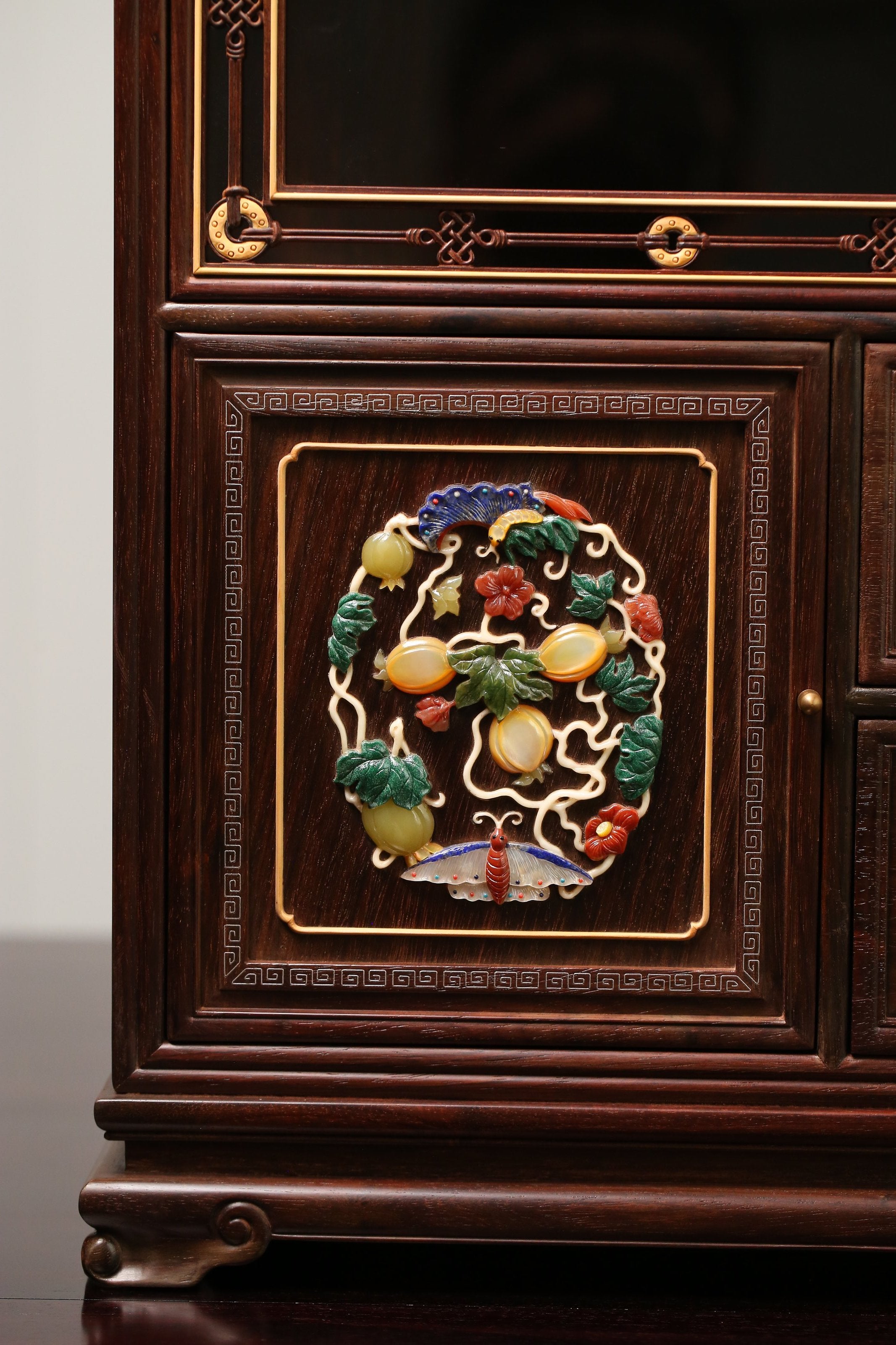 Palace replica of a multi-treasure cabinet with melon and butterfly patterns