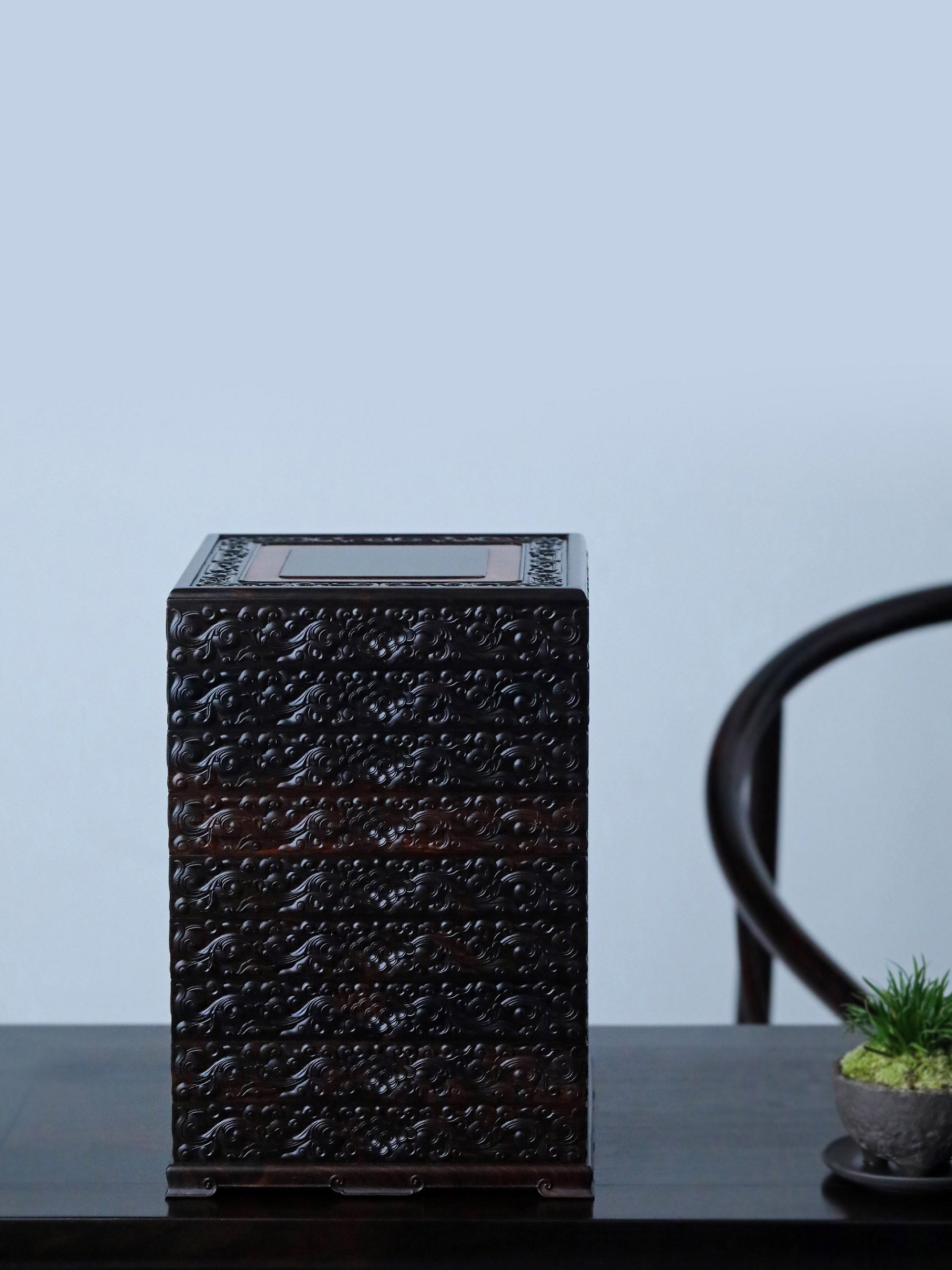Purple sandalwood tea box with auspicious cloud and scroll patterns, eight-tiered lid and four corners.