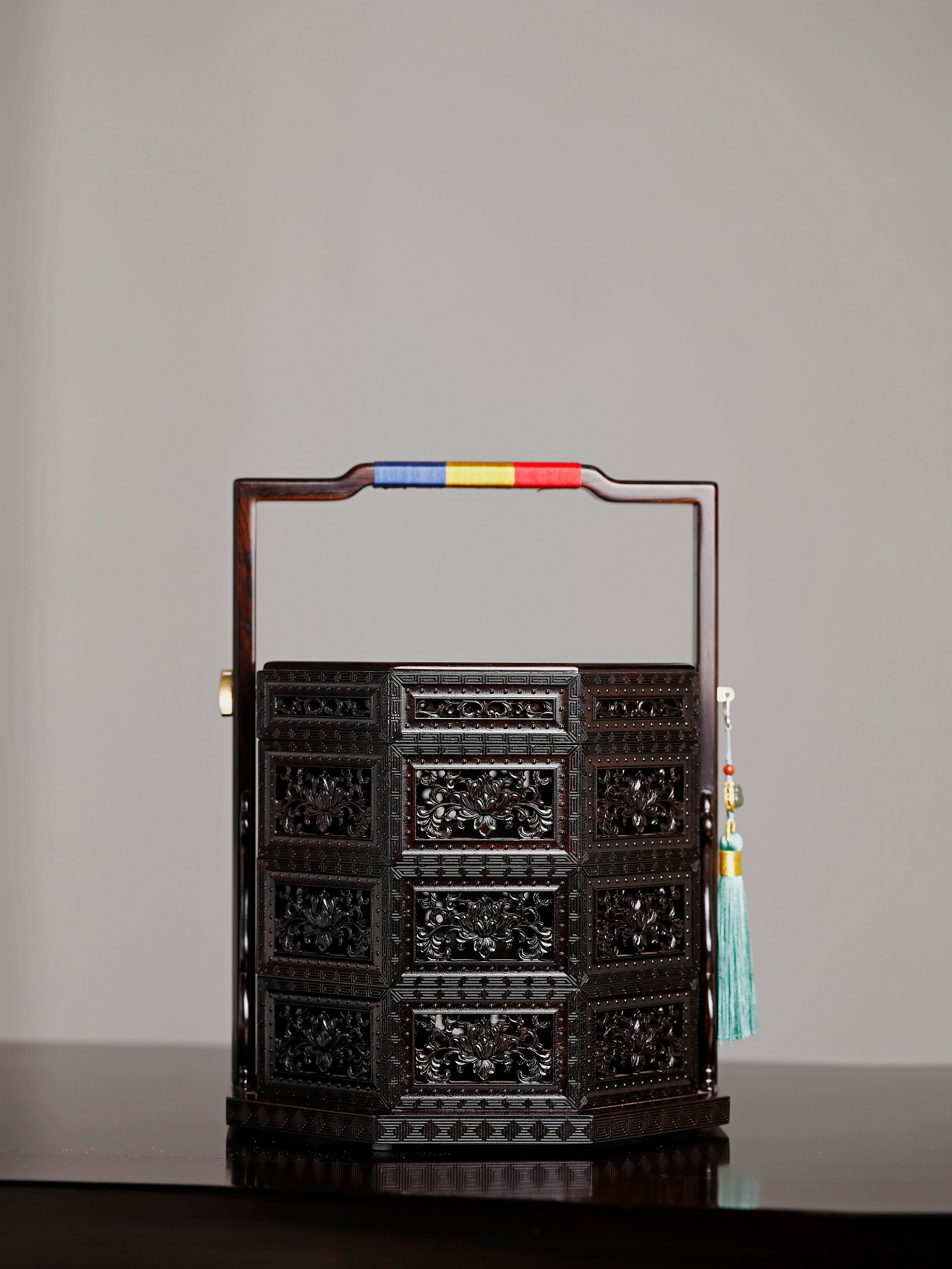 Purple sandalwood openwork octagonal carrying box