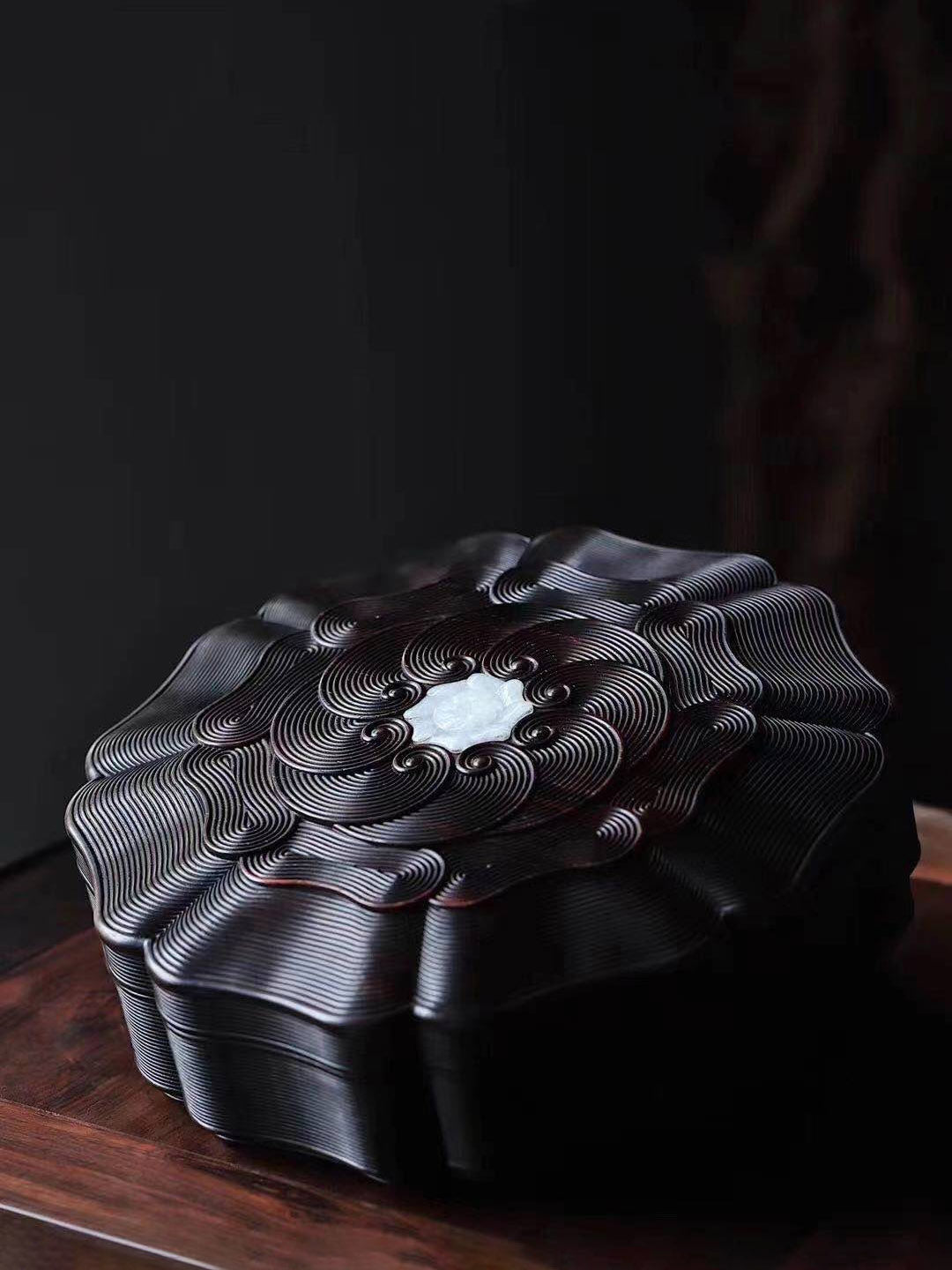 Small-leaf sandalwood box inlaid with jade sea wave pattern sunflower eight-treasure fruit box