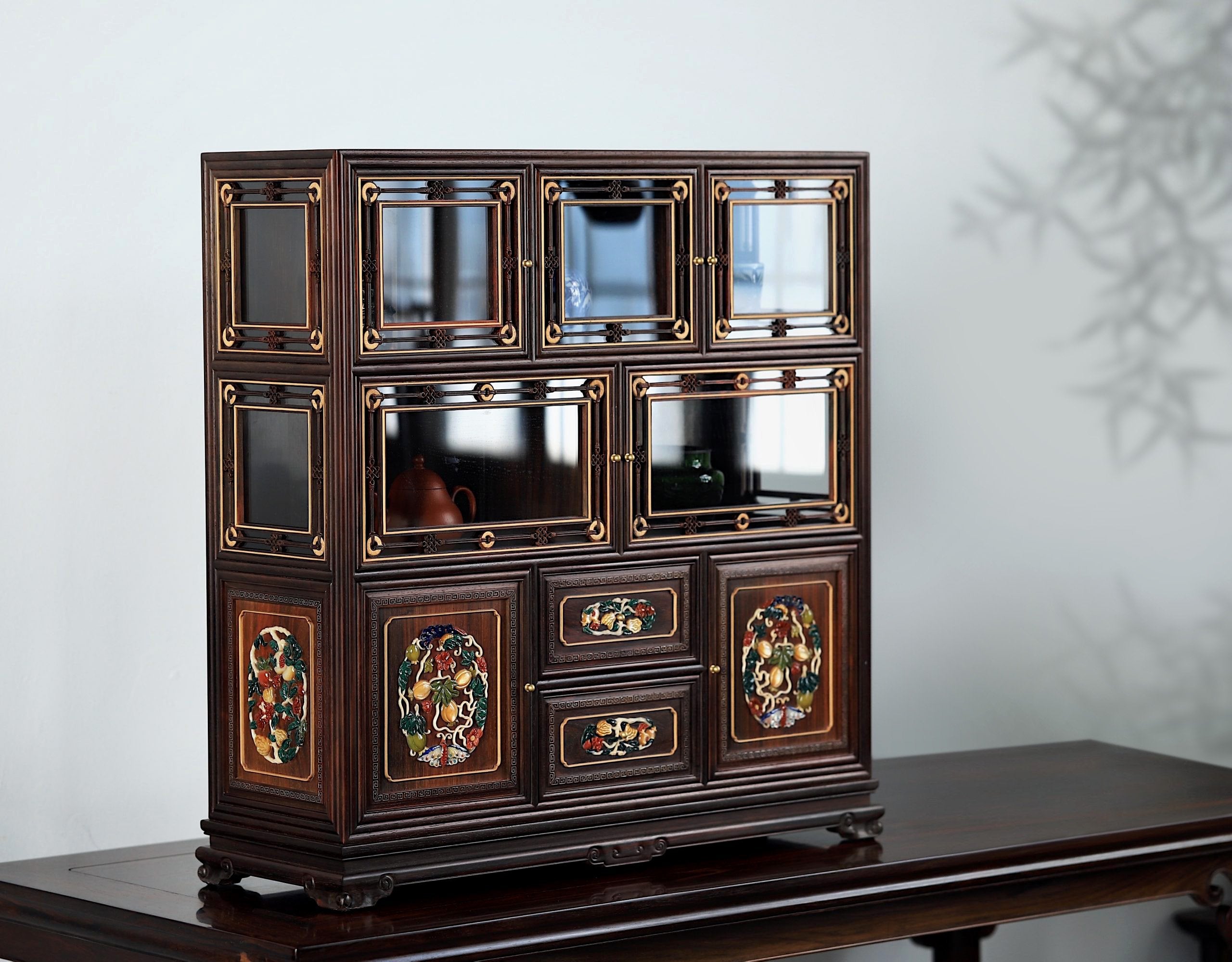 Palace replica of a multi-treasure cabinet with melon and butterfly patterns
