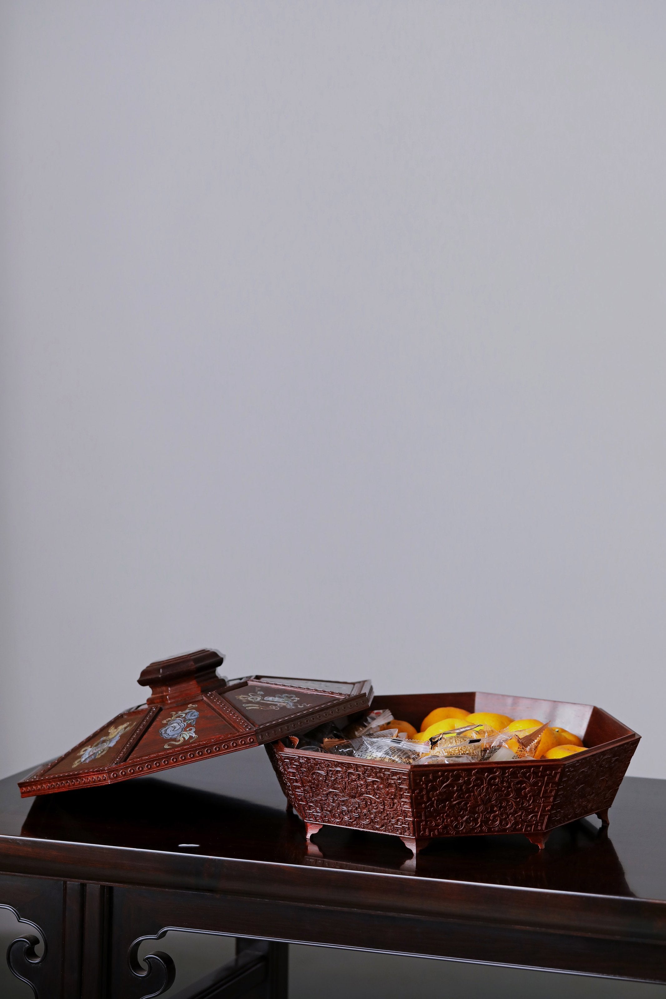 Small-leaf sandalwood inlaid mother-of-pearl eight-treasure fruit box