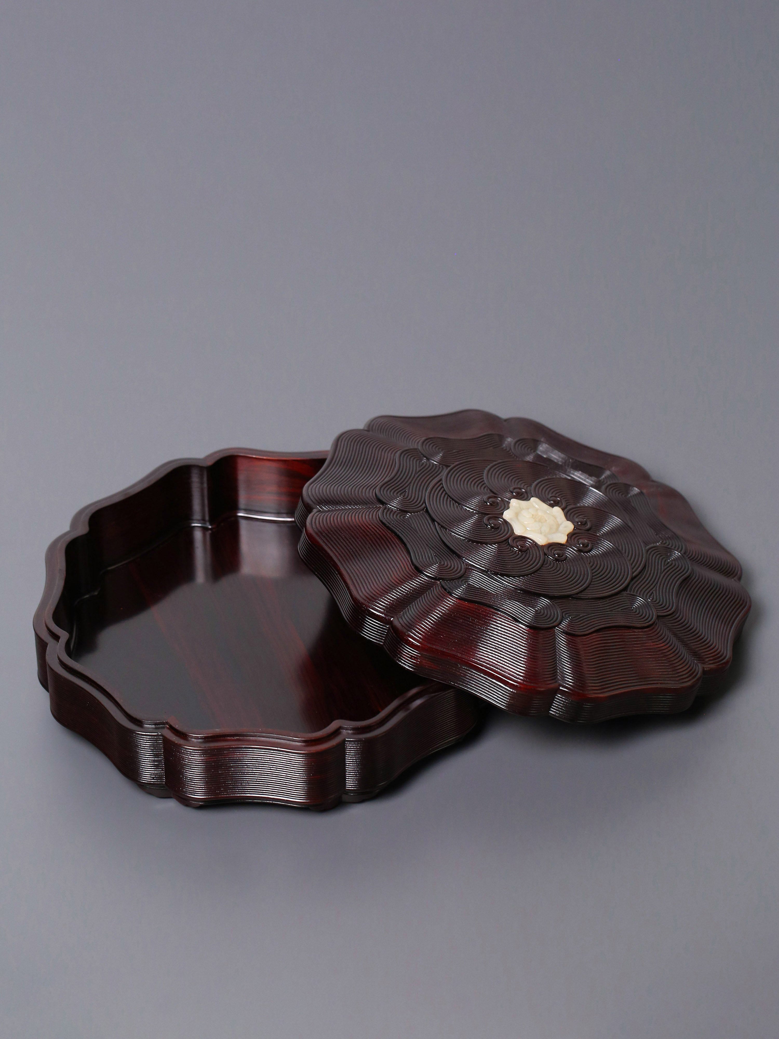 Small-leaf sandalwood box inlaid with jade sea wave pattern sunflower eight-treasure fruit box