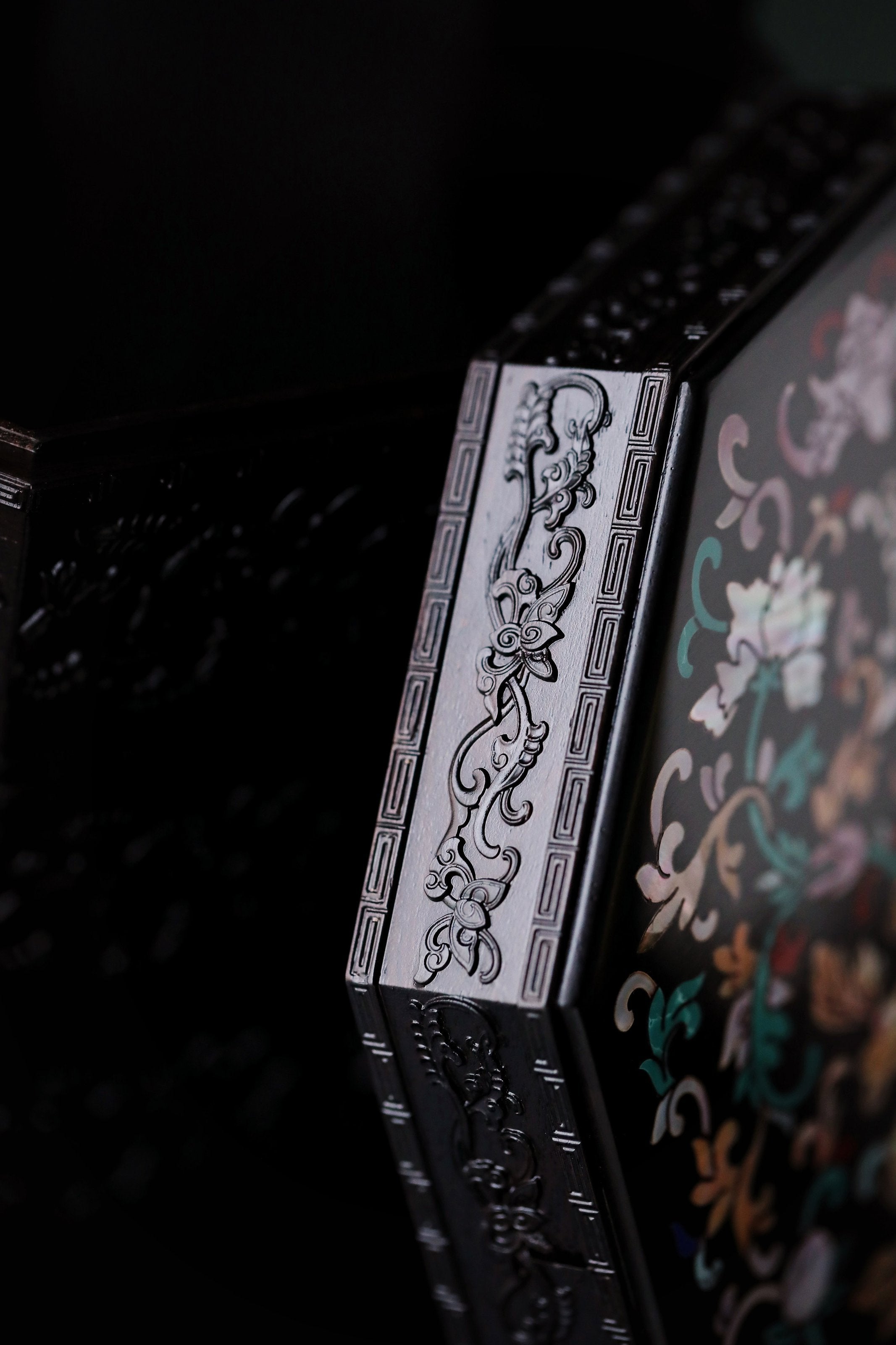 Purple sandalwood octagonal box inlaid with mother-of-pearl and passionflower pattern