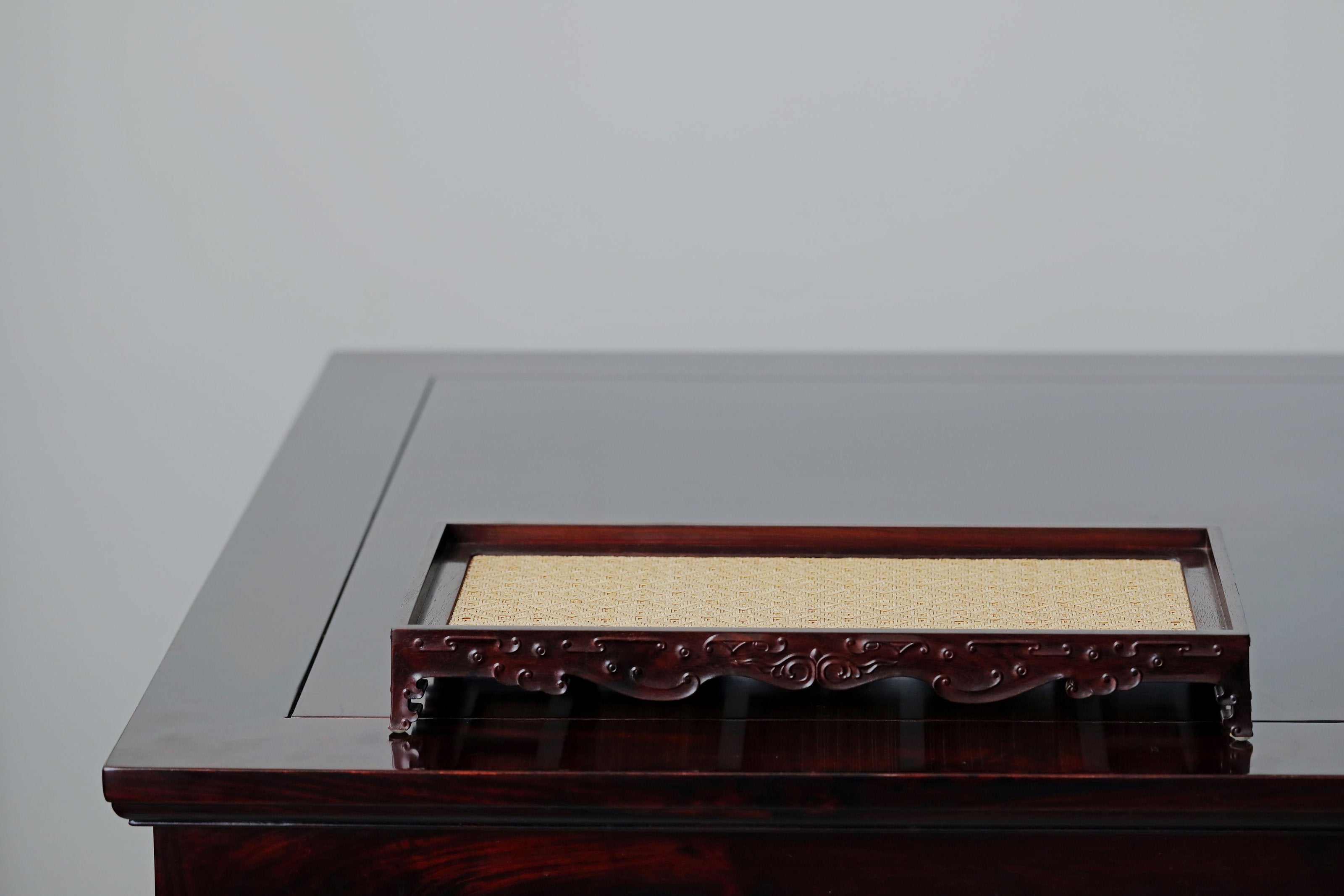 Small-leaf sandalwood rattan woven ruyi scroll plate