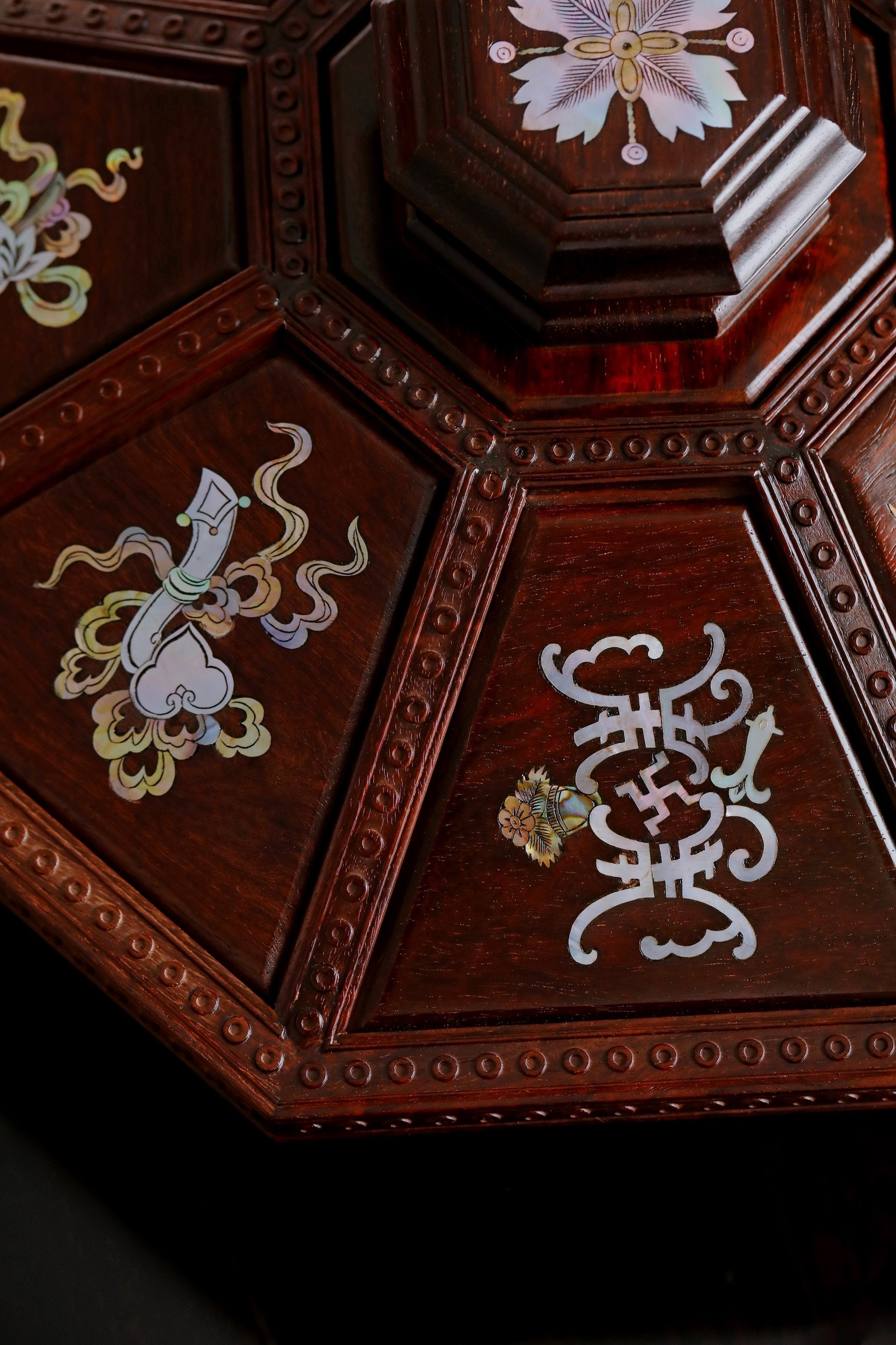 Small-leaf sandalwood inlaid mother-of-pearl eight-treasure fruit box