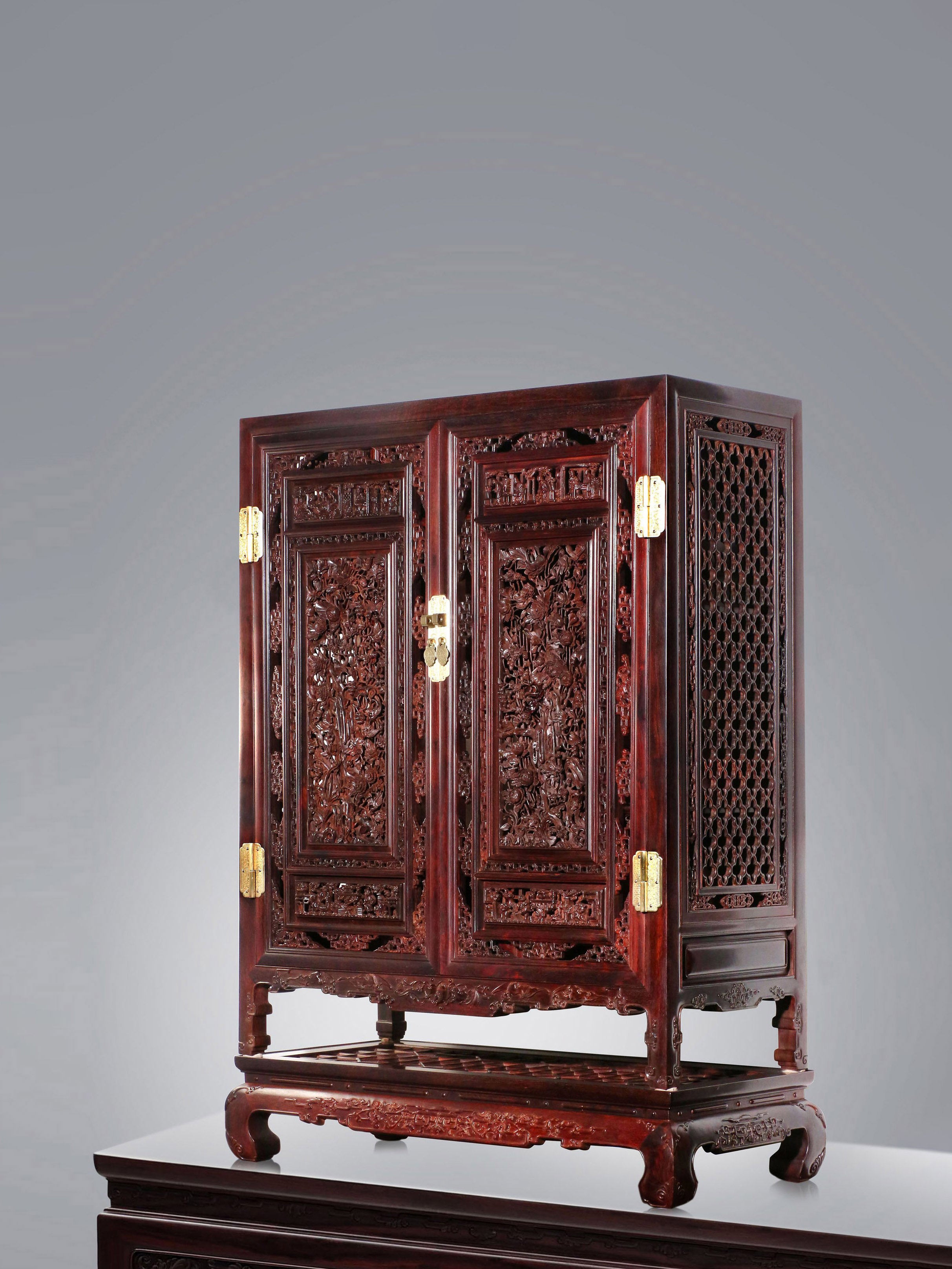 Rosewood openwork antique-style tea cabinet