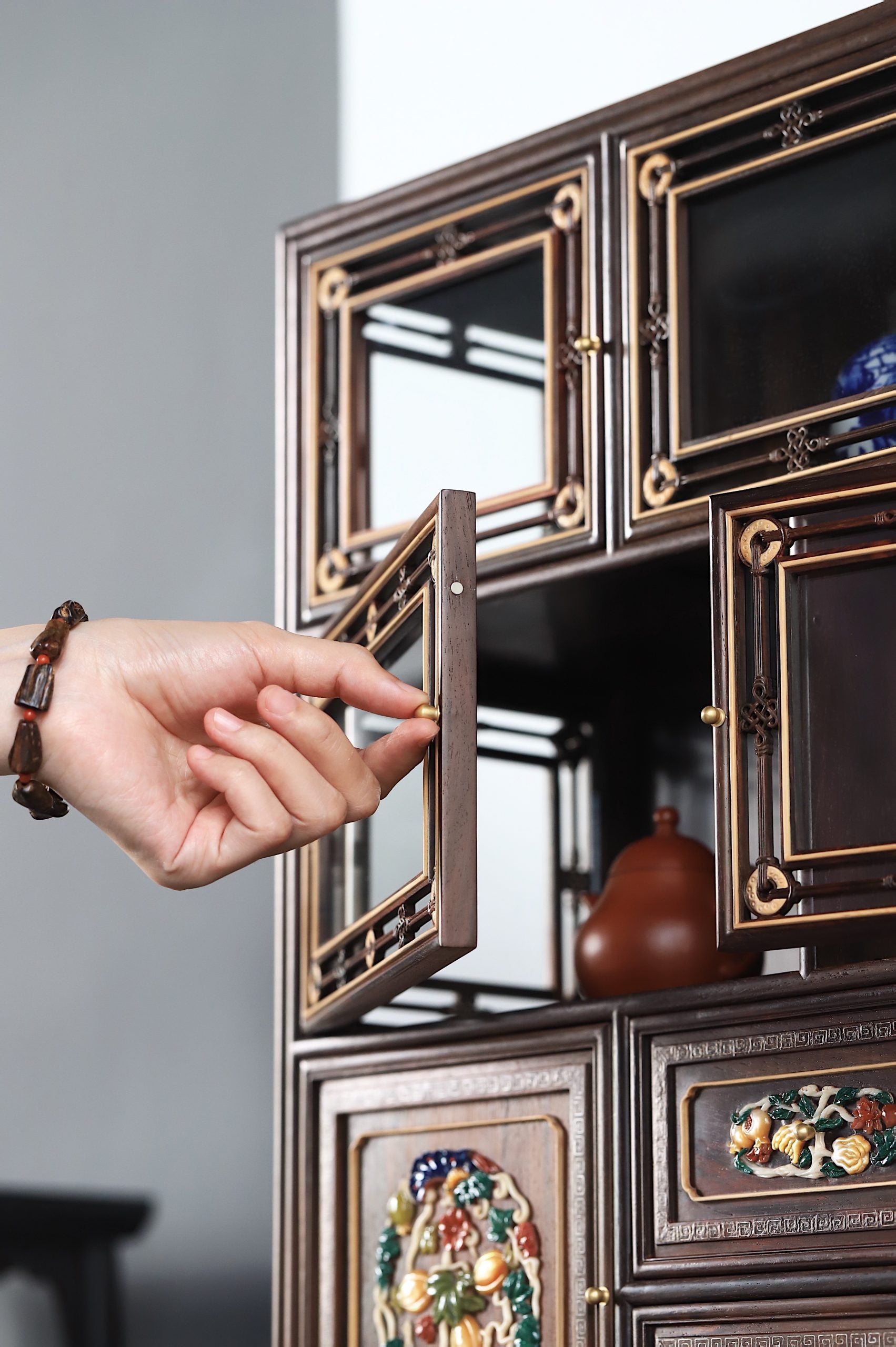 Palace replica of a multi-treasure cabinet with melon and butterfly patterns