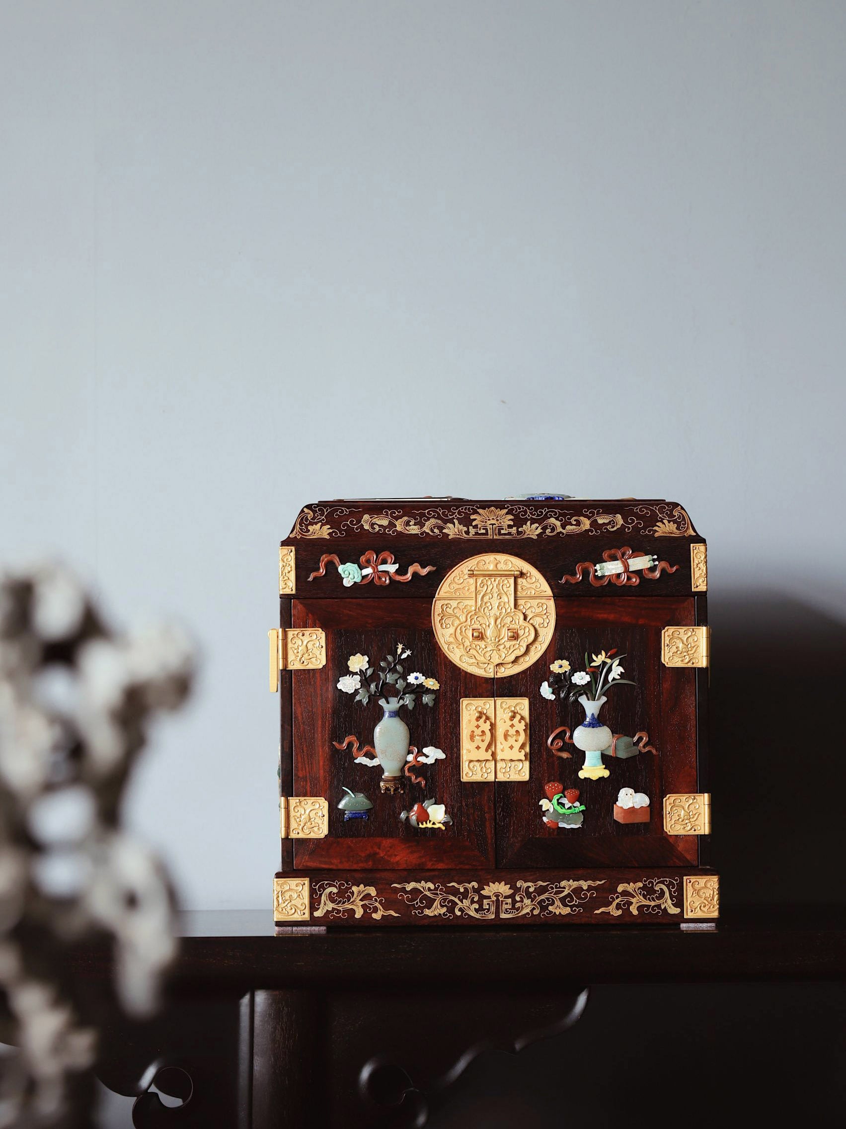 Small-leaf sandalwood inlaid treasure box, symbolizing wealth and peace.